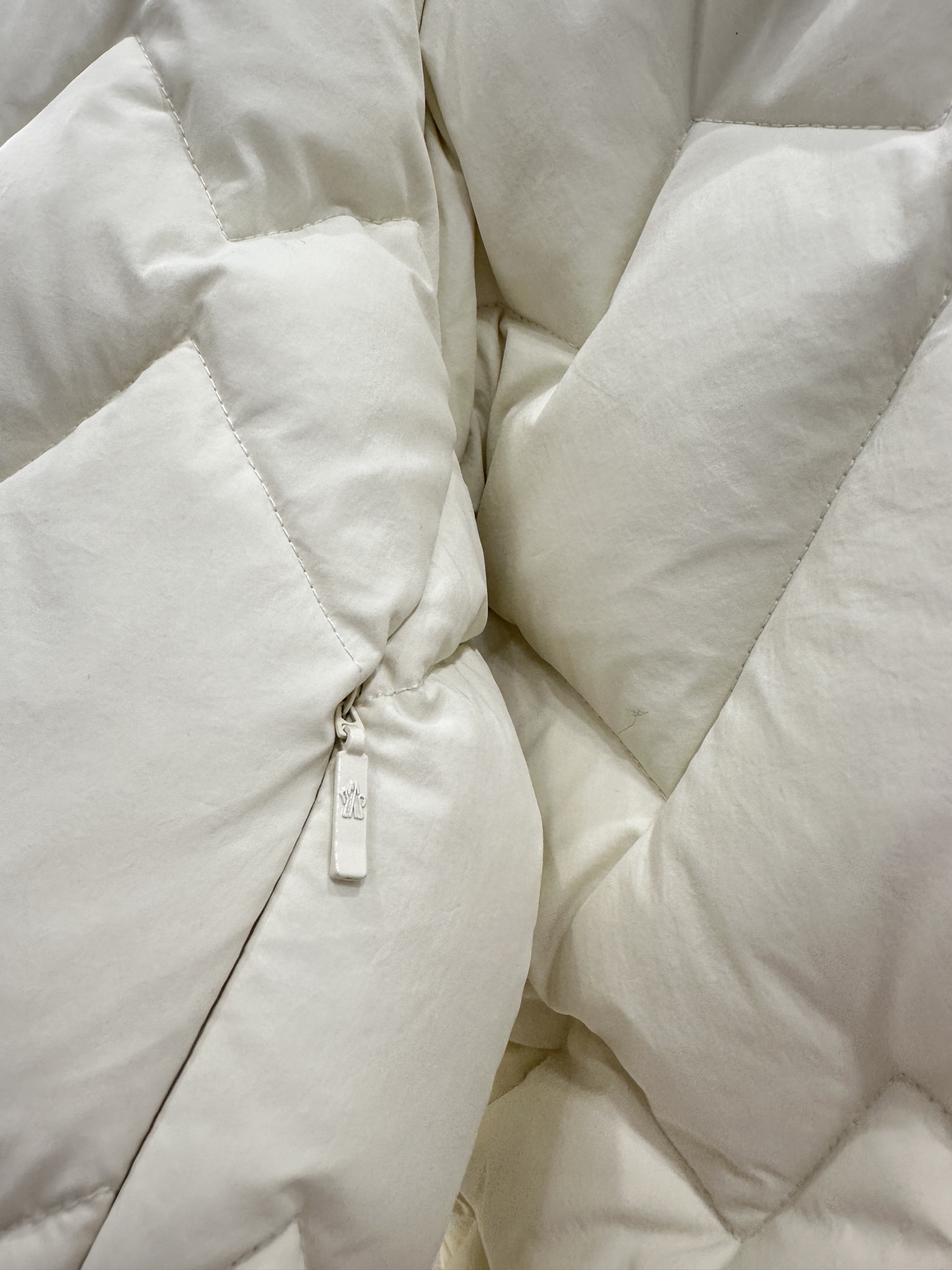 ♥Moncle*♥2025新品上架 波浪爱心压纹立领羽绒服定制YB防风防水尼龙材质，白鹅绒填充内里，整件