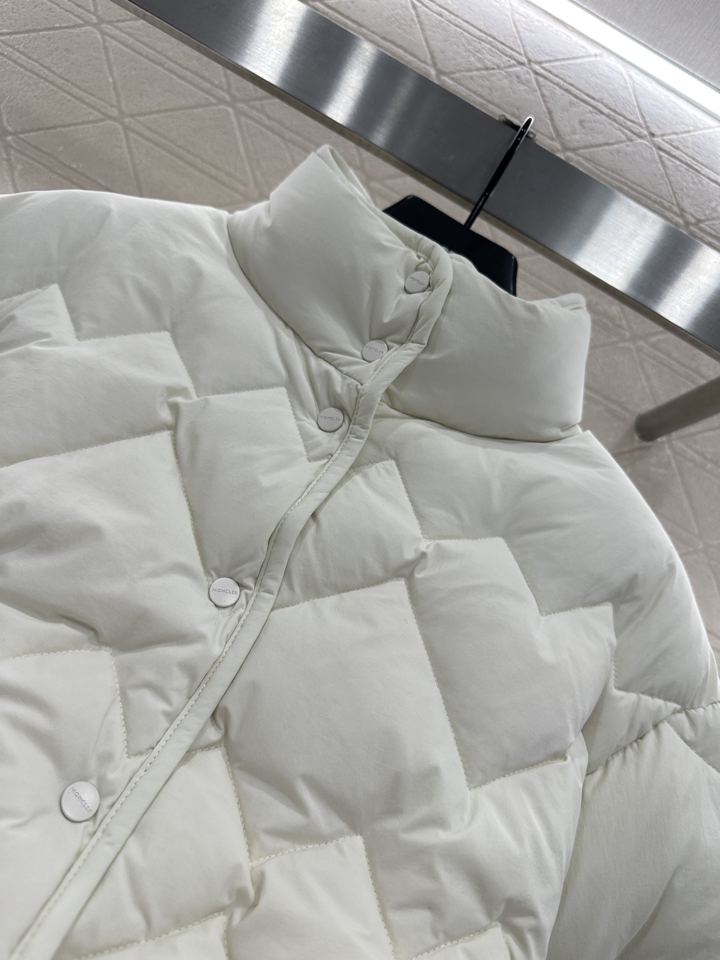 ♥Moncle*♥2025新品上架 波浪爱心压纹立领羽绒服定制YB防风防水尼龙材质，白鹅绒填充内里，整件