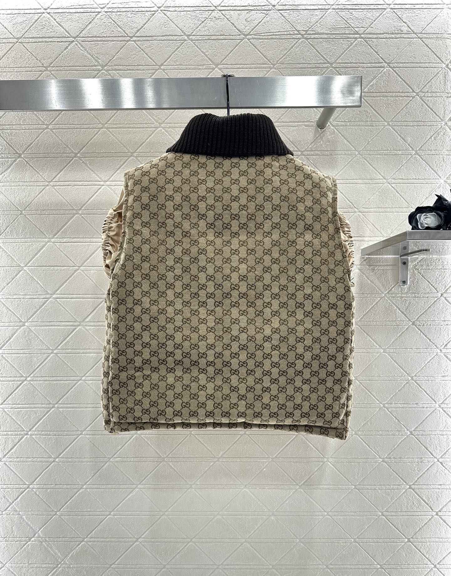 ♥Gucc*♥2025新品上架 翻领提花羽绒马甲定制YB进口提花材质，羽绒填充内里，整件轻盈保暖，成衣满