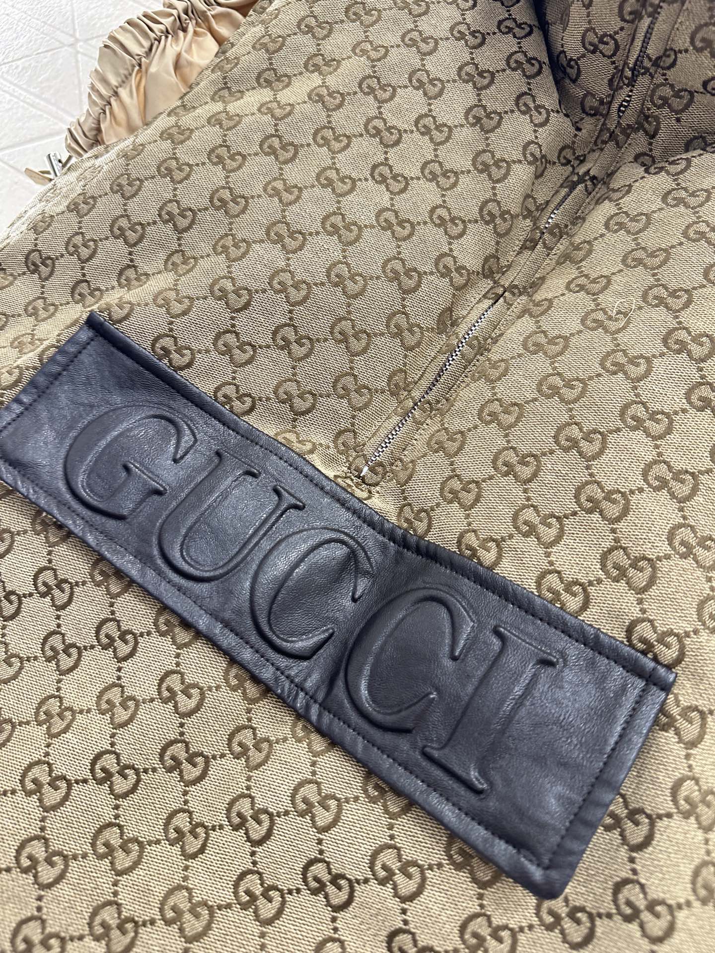 ♥Gucc*♥2025新品上架 翻领提花羽绒马甲定制YB进口提花材质，羽绒填充内里，整件轻盈保暖，成衣满