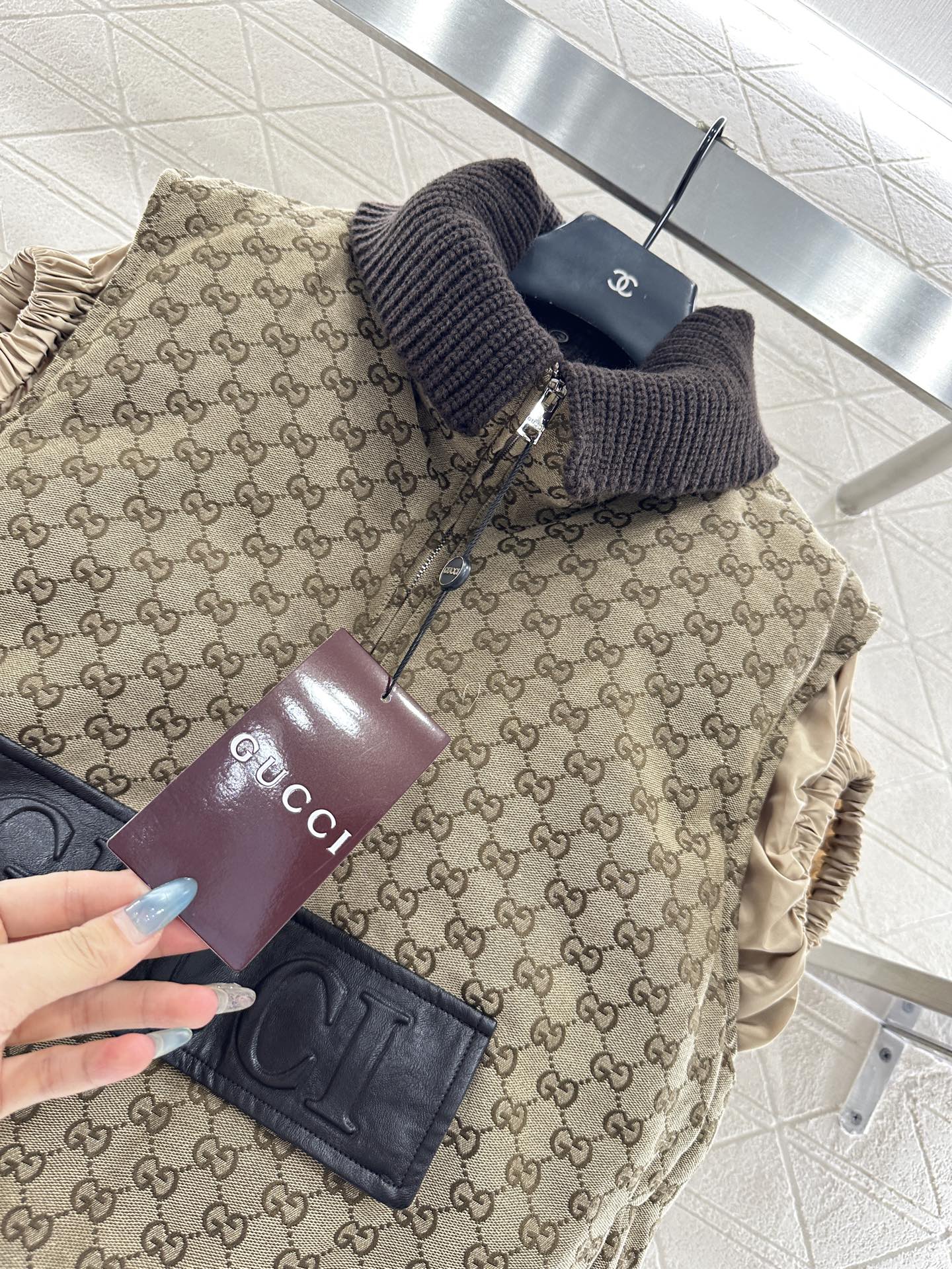 ♥Gucc*♥2025新品上架 翻领提花羽绒马甲定制YB进口提花材质，羽绒填充内里，整件轻盈保暖，成衣满