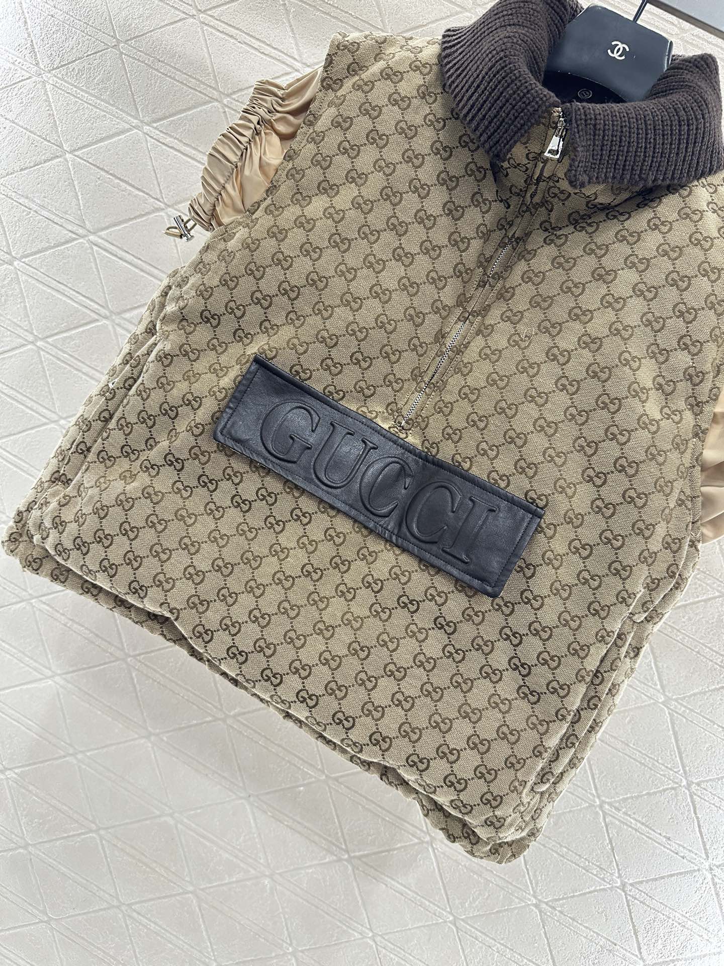 ♥Gucc*♥2025新品上架 翻领提花羽绒马甲定制YB进口提花材质，羽绒填充内里，整件轻盈保暖，成衣满