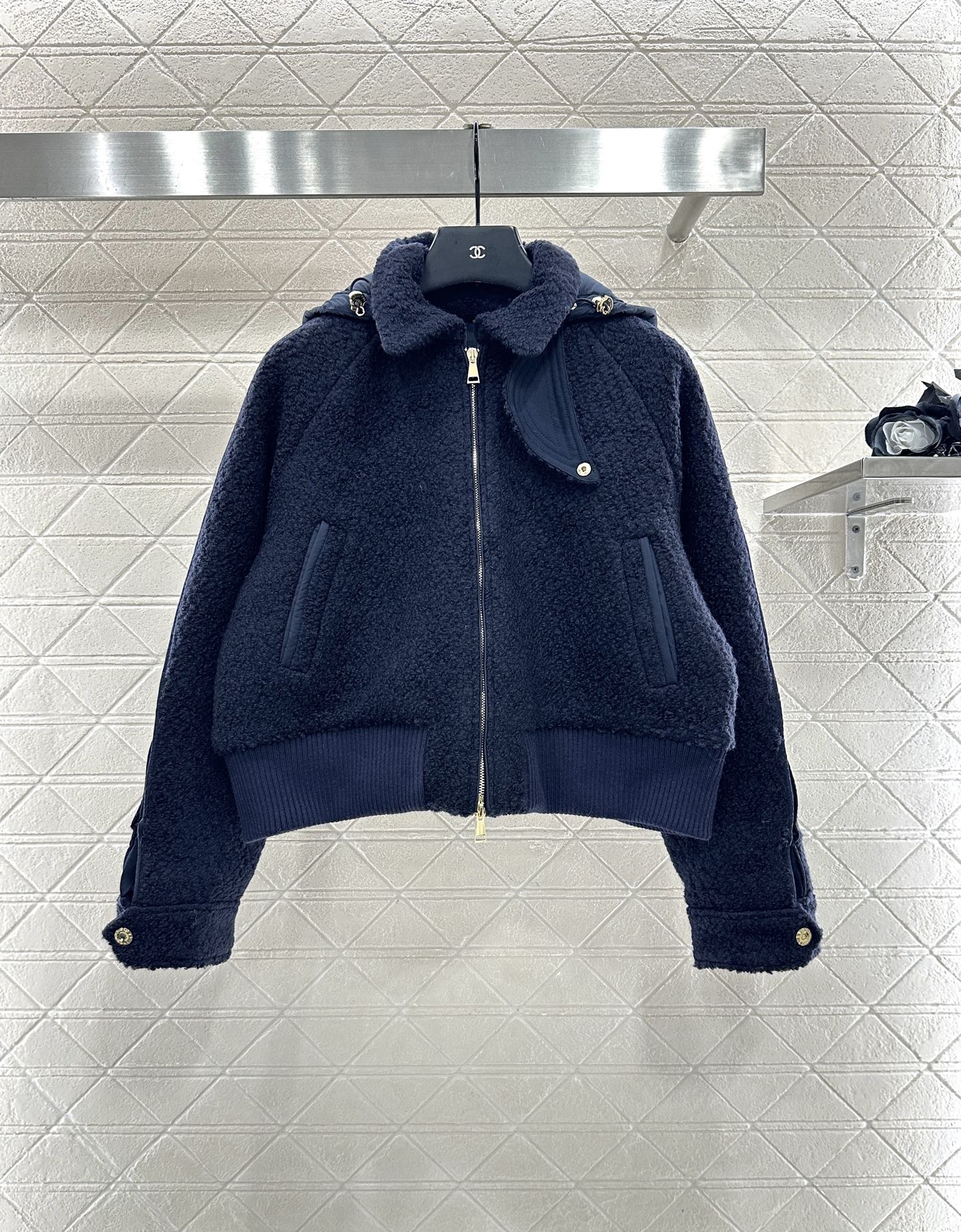 ♥Moncle*♥2025新品上架 可拆卸连帽羊毛羽绒外套定制YB百分百羊毛材质，线圈感明显，柔软细腻，