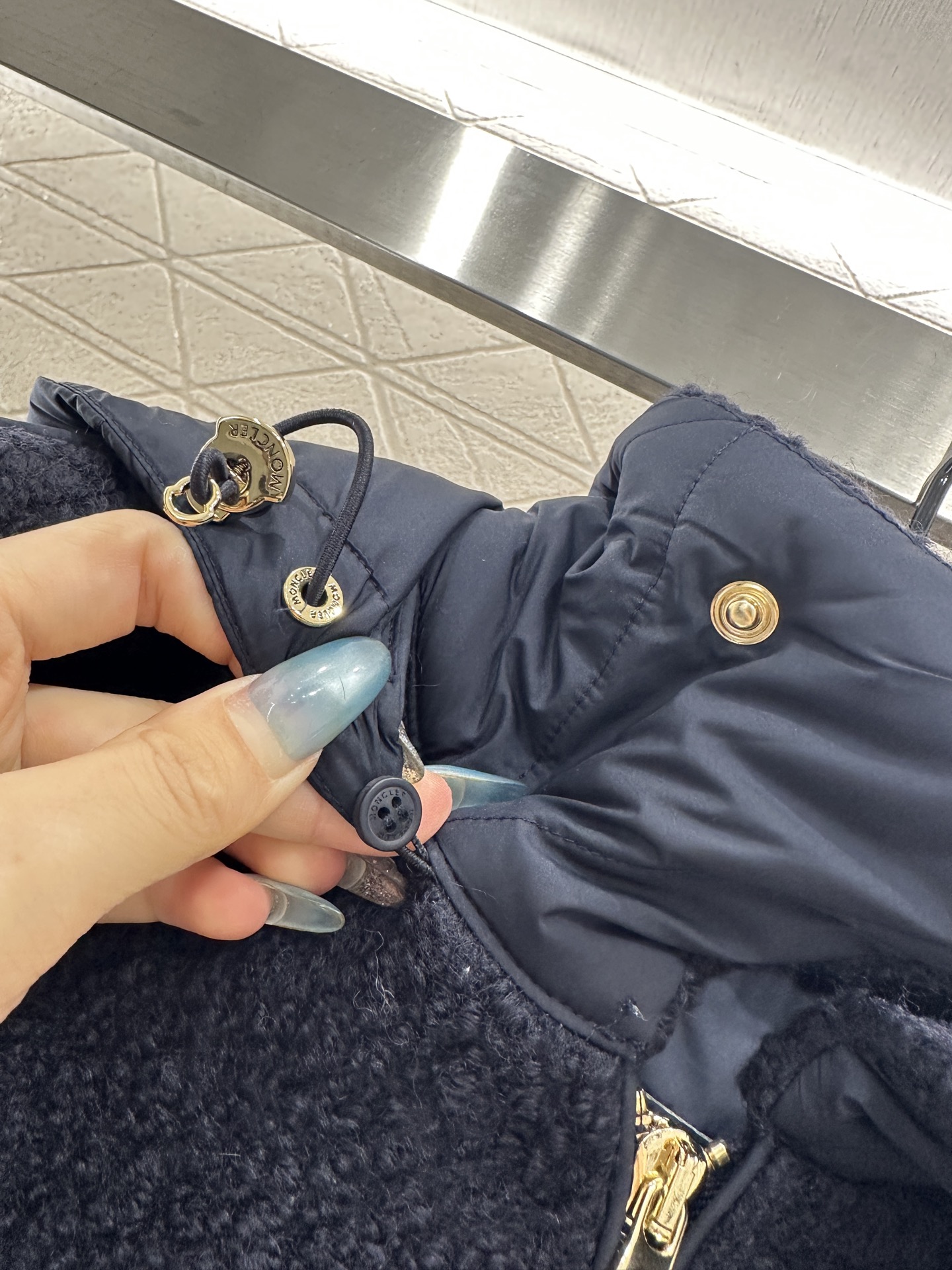 ♥Moncle*♥2025新品上架 可拆卸连帽羊毛羽绒外套定制YB百分百羊毛材质，线圈感明显，柔软细腻，