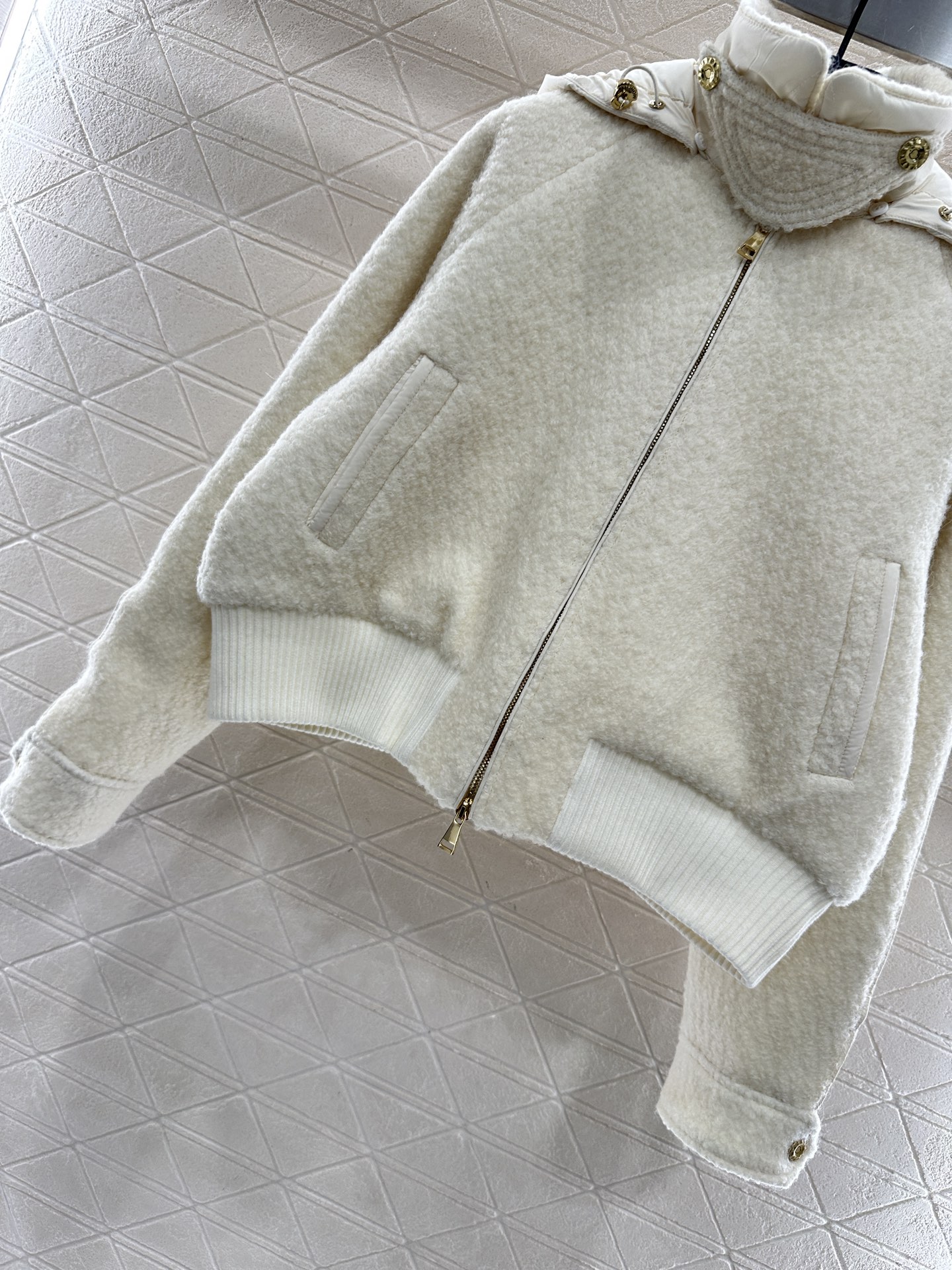 ♥Moncle*♥2025新品上架 可拆卸连帽羊毛羽绒外套定制YB百分百羊毛材质，线圈感明显，柔软细腻，