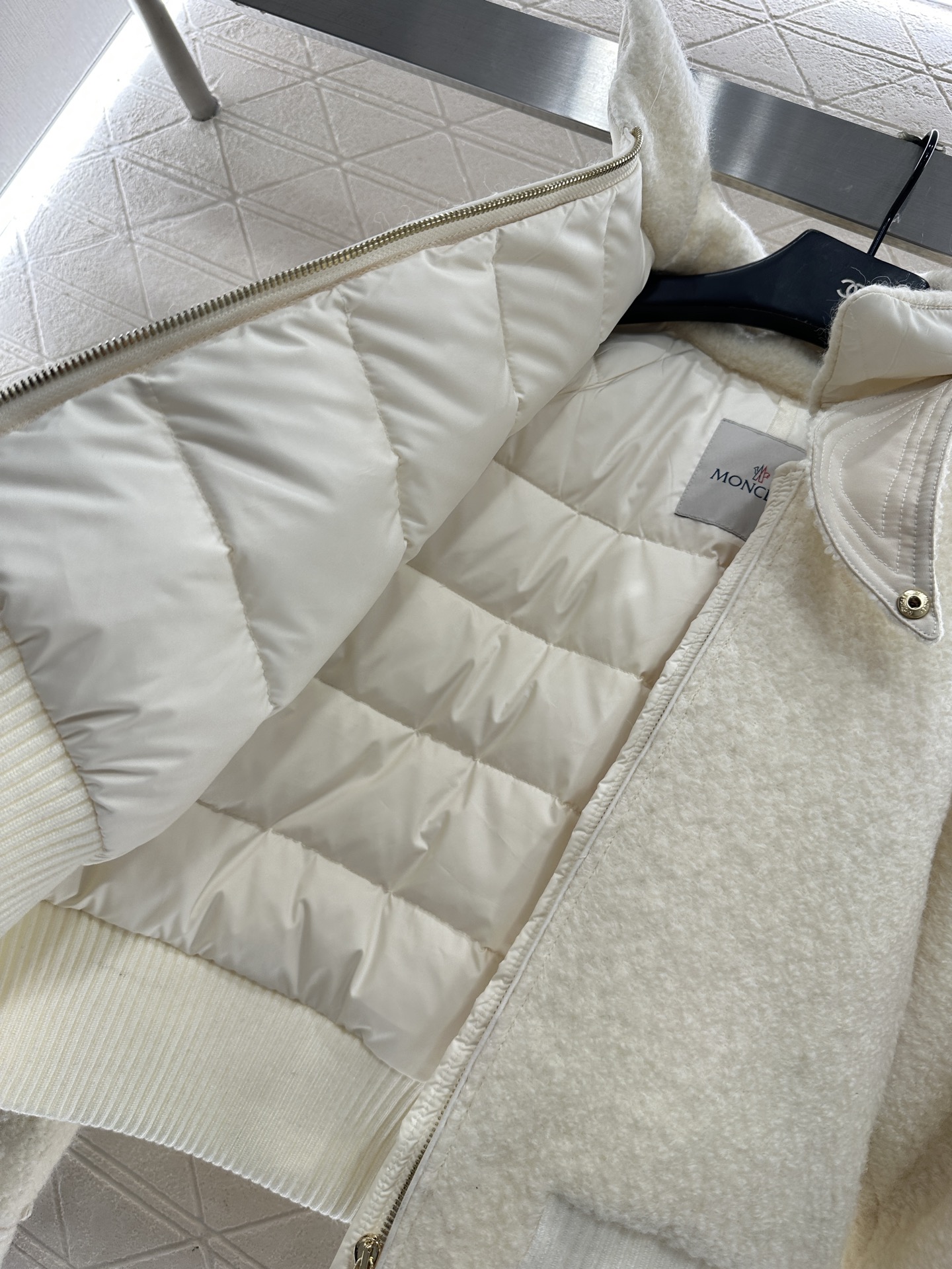 ♥Moncle*♥2025新品上架 可拆卸连帽羊毛羽绒外套定制YB百分百羊毛材质，线圈感明显，柔软细腻，