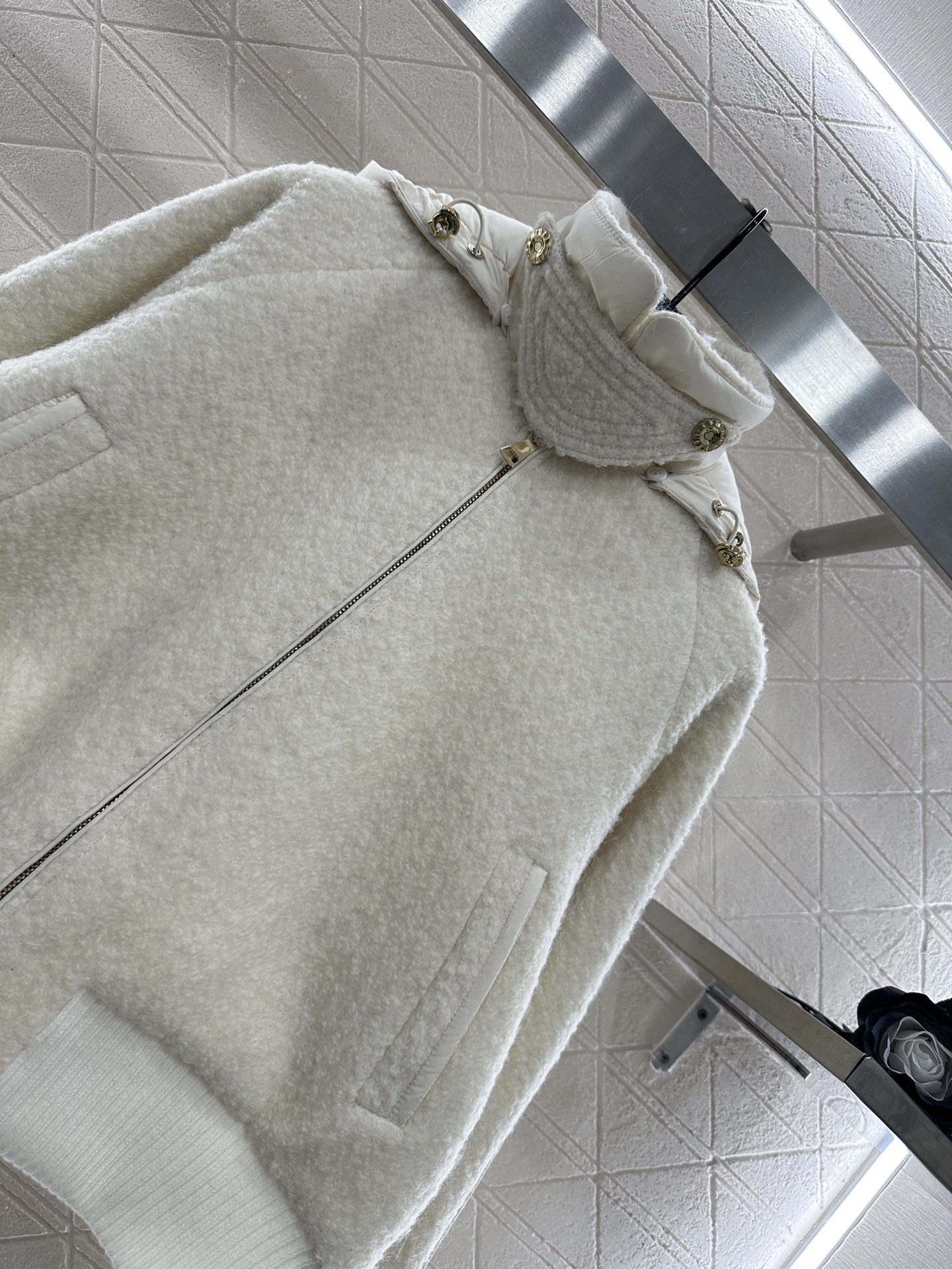 ♥Moncle*♥2025新品上架 可拆卸连帽羊毛羽绒外套定制YB百分百羊毛材质，线圈感明显，柔软细腻，