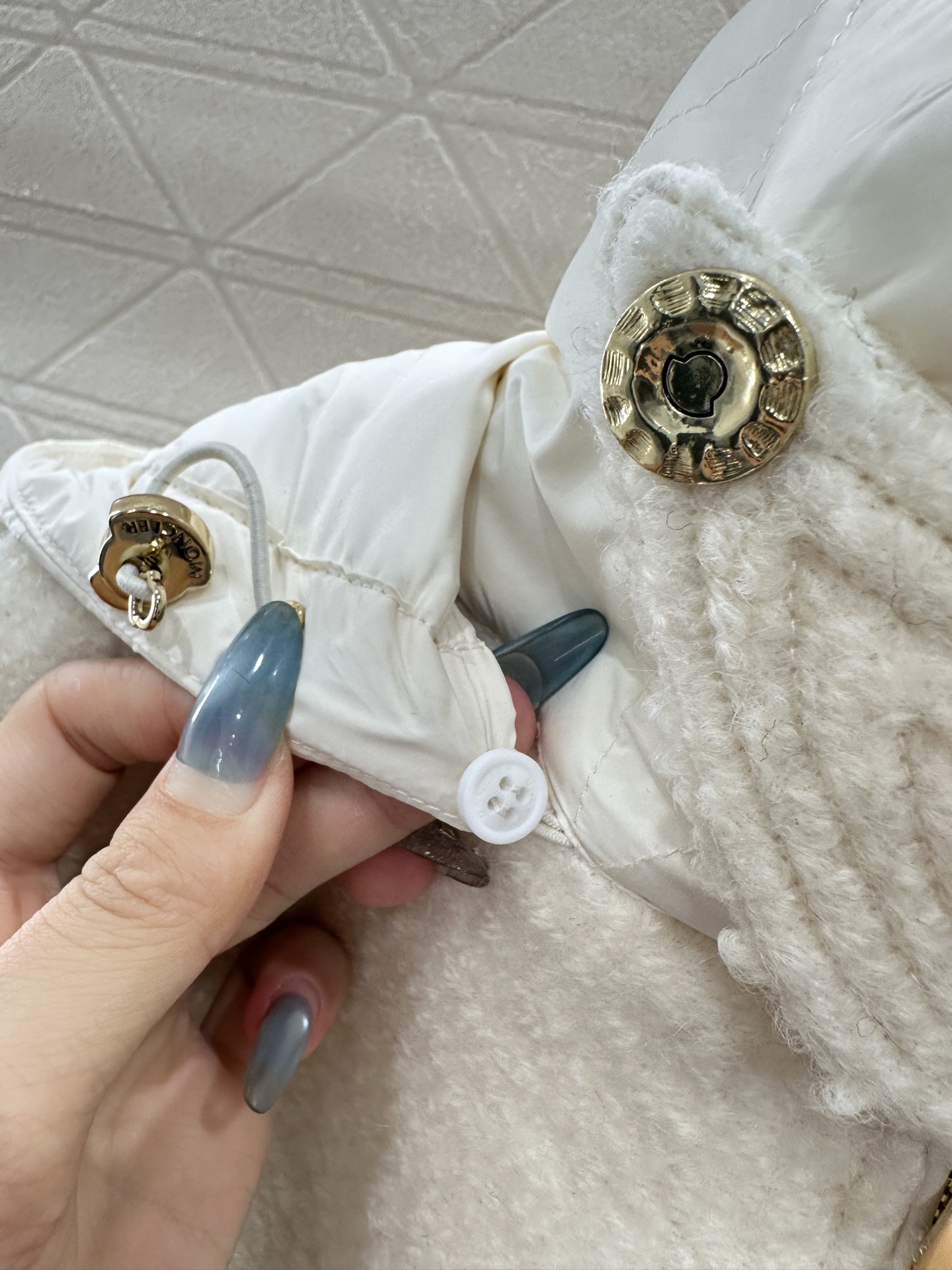 ♥Moncle*♥2025新品上架 可拆卸连帽羊毛羽绒外套定制YB百分百羊毛材质，线圈感明显，柔软细腻，