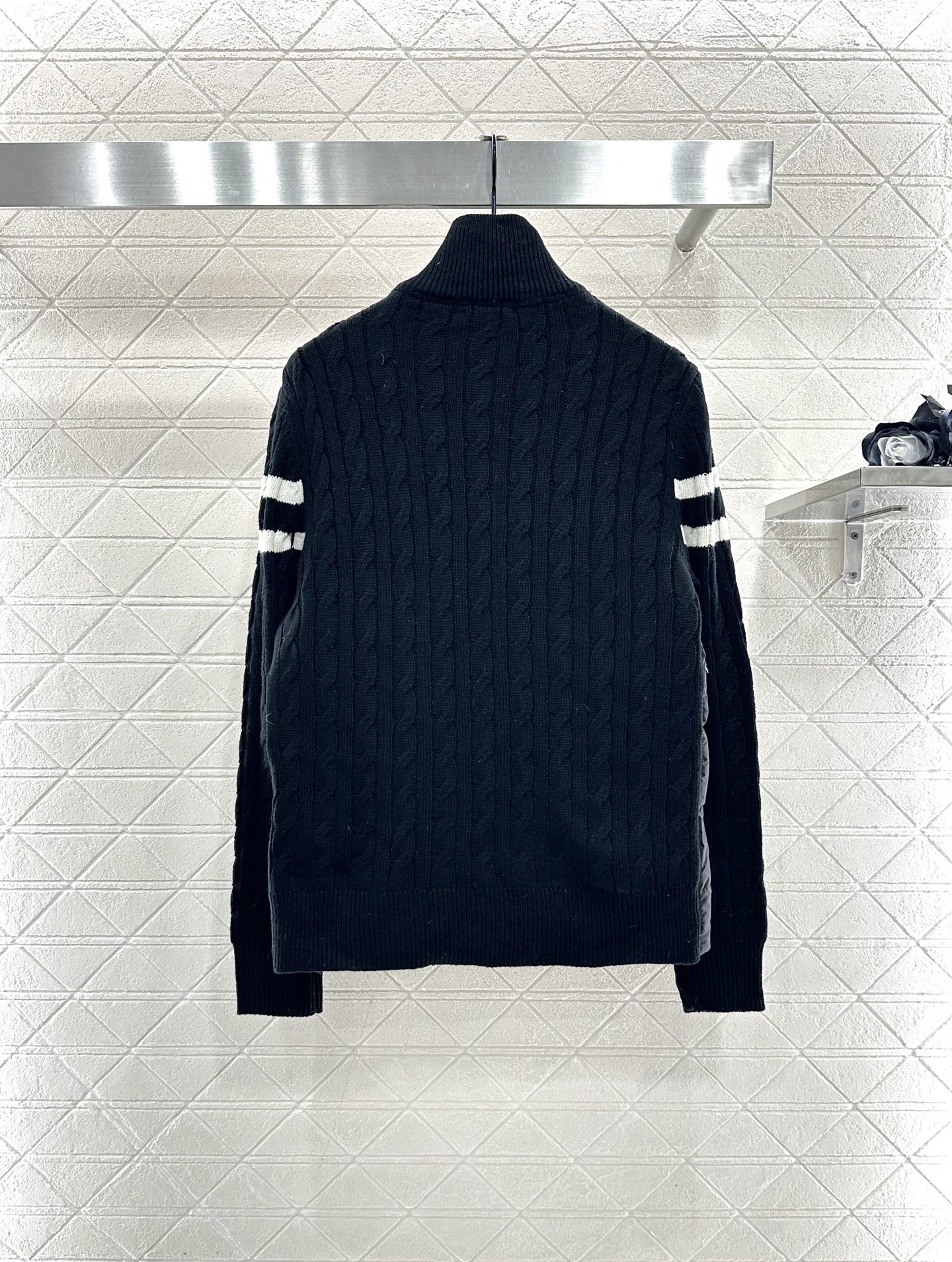 ♥Moncle*♥2025新品上架 立领拼接拉链羽绒服后片与手袖采用斜纹棉纶材质，前前尼龙材质，其工艺还