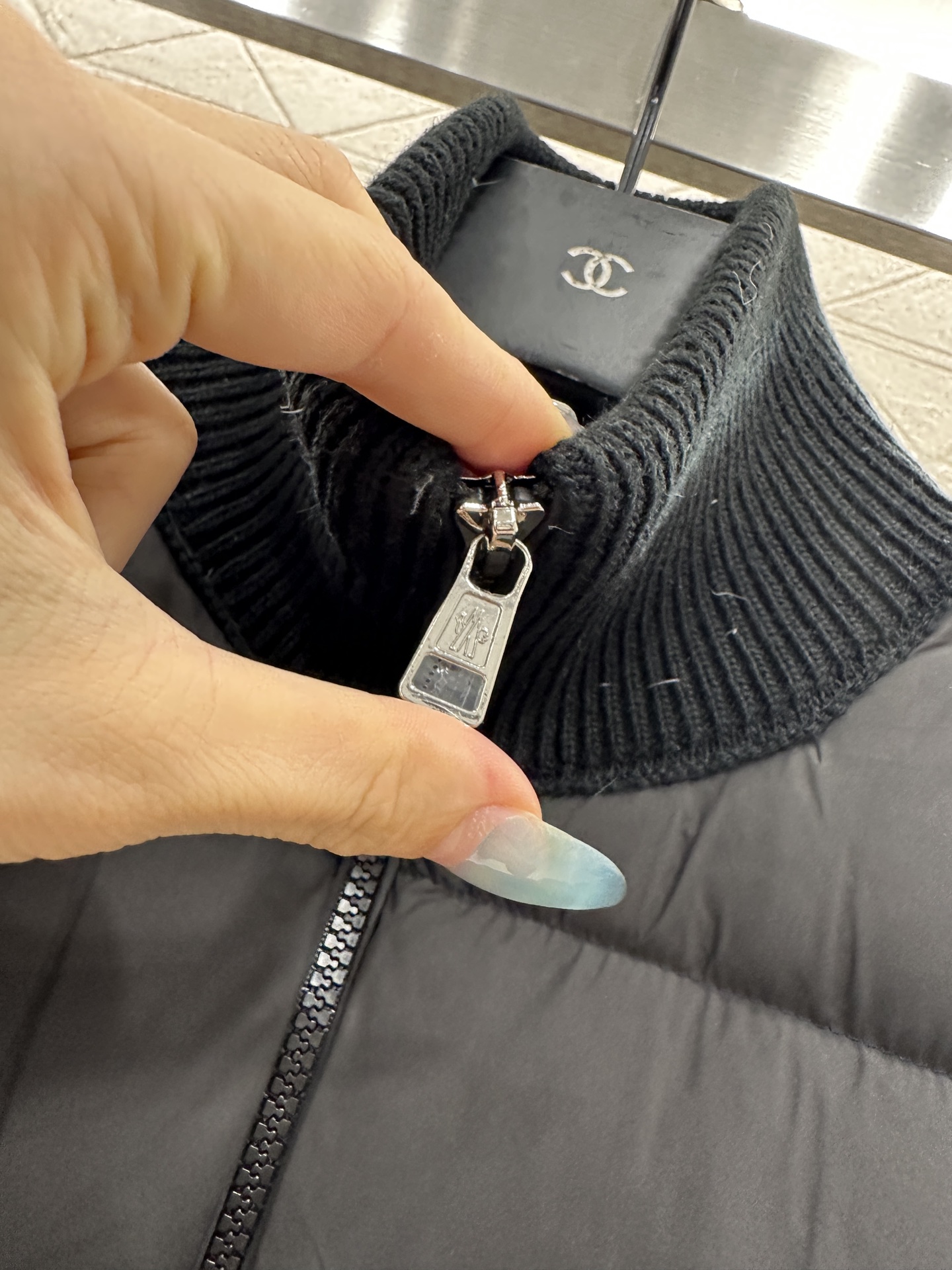 ♥Moncle*♥2025新品上架 立领拼接拉链羽绒服后片与手袖采用斜纹棉纶材质，前前尼龙材质，其工艺还