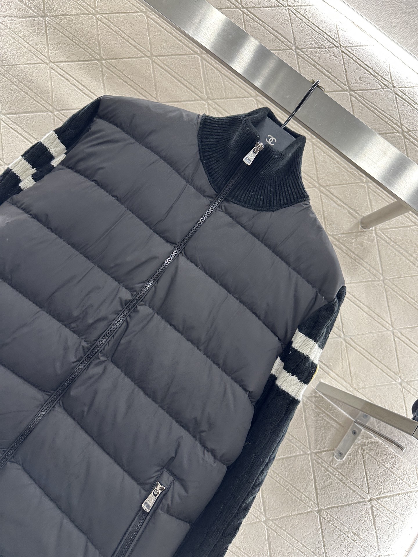 ♥Moncle*♥2025新品上架 立领拼接拉链羽绒服后片与手袖采用斜纹棉纶材质，前前尼龙材质，其工艺还