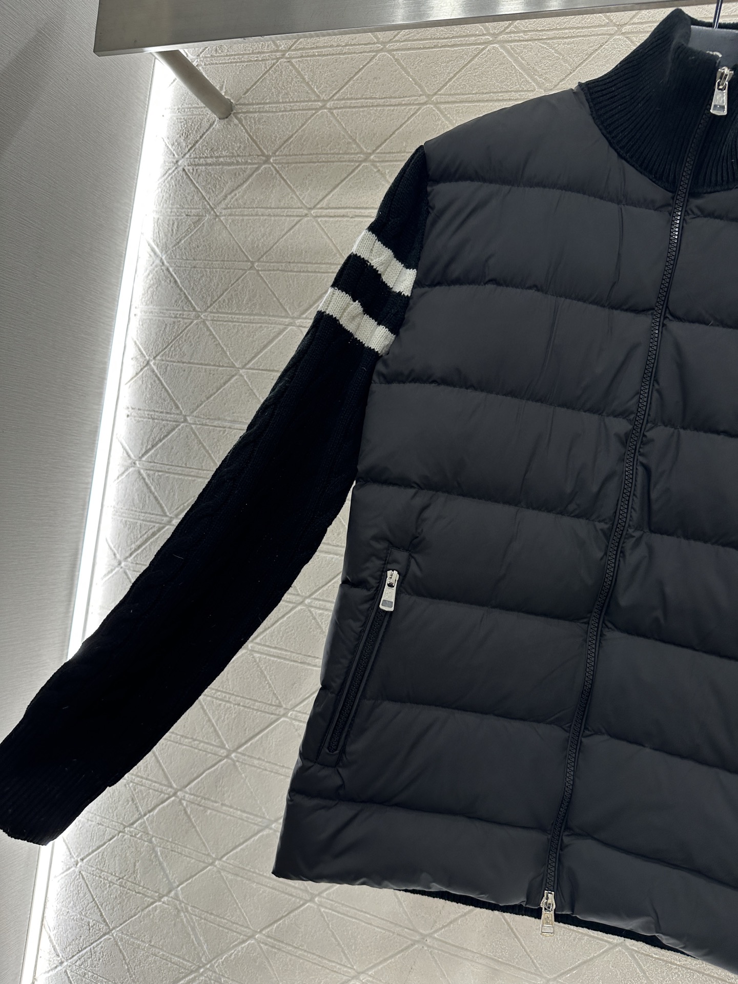 ♥Moncle*♥2025新品上架 立领拼接拉链羽绒服后片与手袖采用斜纹棉纶材质，前前尼龙材质，其工艺还