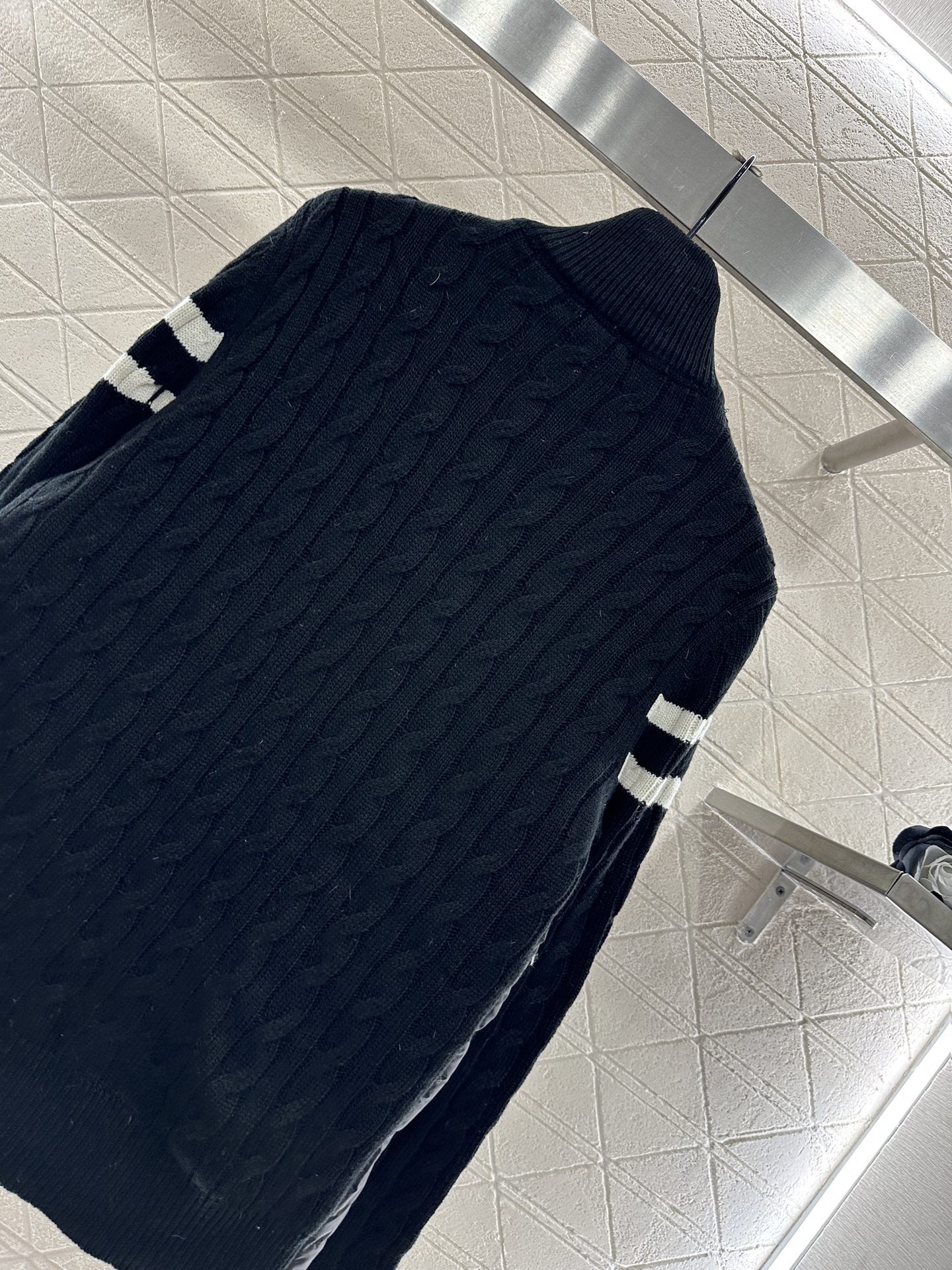 ♥Moncle*♥2025新品上架 立领拼接拉链羽绒服后片与手袖采用斜纹棉纶材质，前前尼龙材质，其工艺还