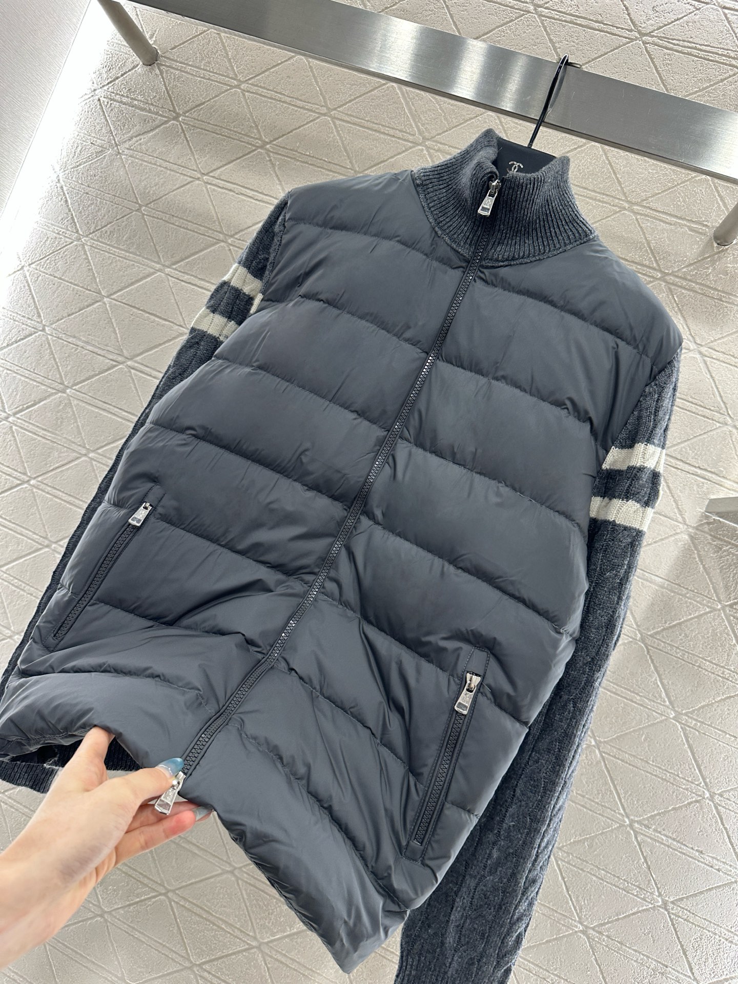 ♥Moncle*♥2025新品上架 立领拼接拉链羽绒服后片与手袖采用斜纹棉纶材质，前前尼龙材质，其工艺还