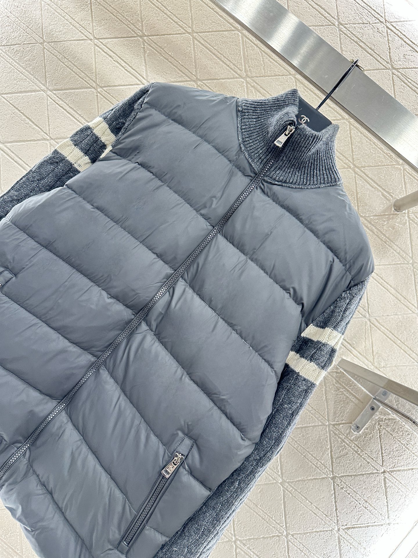 ♥Moncle*♥2025新品上架 立领拼接拉链羽绒服后片与手袖采用斜纹棉纶材质，前前尼龙材质，其工艺还