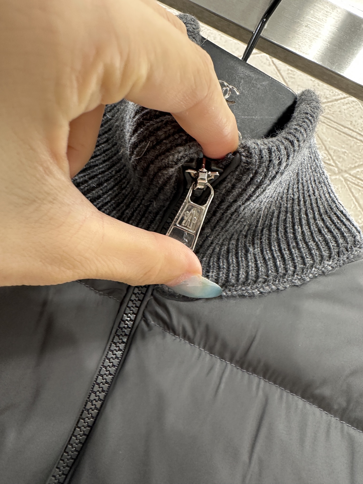 ♥Moncle*♥2025新品上架 立领拼接拉链羽绒服后片与手袖采用斜纹棉纶材质，前前尼龙材质，其工艺还