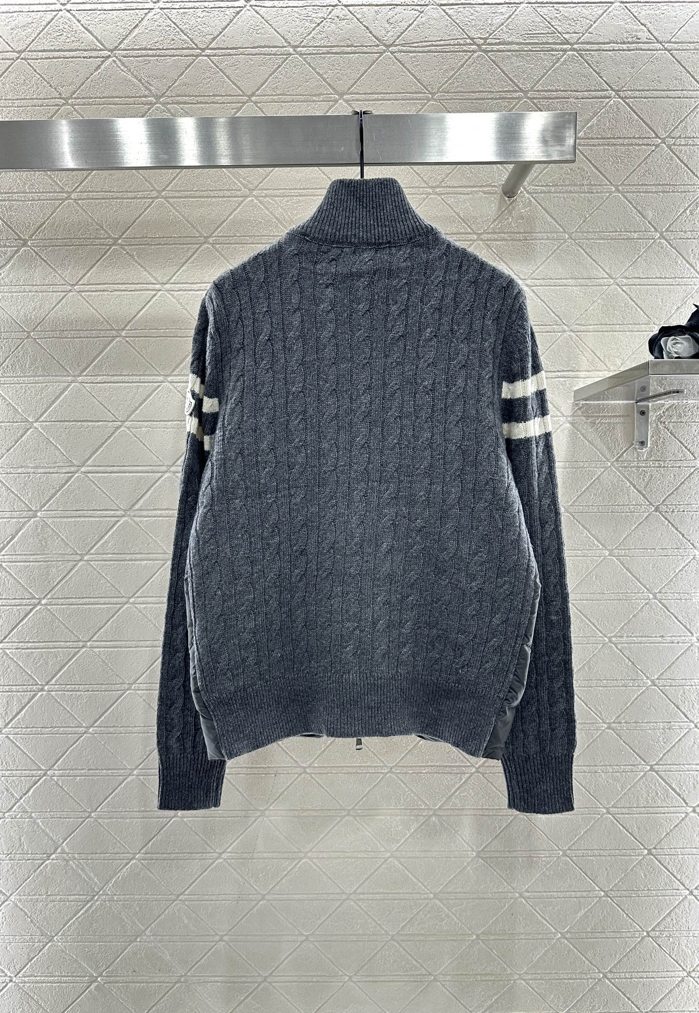 ♥Moncle*♥2025新品上架 立领拼接拉链羽绒服后片与手袖采用斜纹棉纶材质，前前尼龙材质，其工艺还