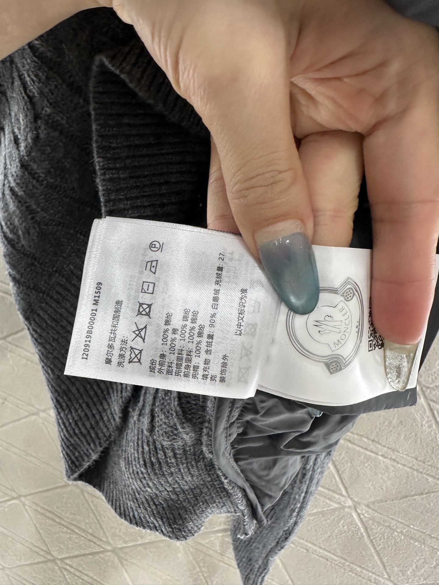 ♥Moncle*♥2025新品上架 立领拼接拉链羽绒服后片与手袖采用斜纹棉纶材质，前前尼龙材质，其工艺还