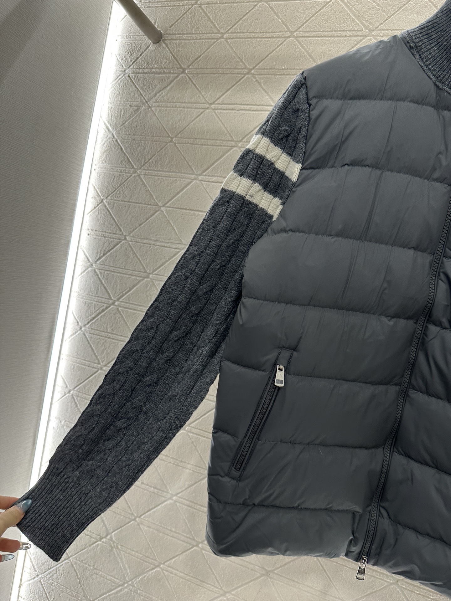 ♥Moncle*♥2025新品上架 立领拼接拉链羽绒服后片与手袖采用斜纹棉纶材质，前前尼龙材质，其工艺还