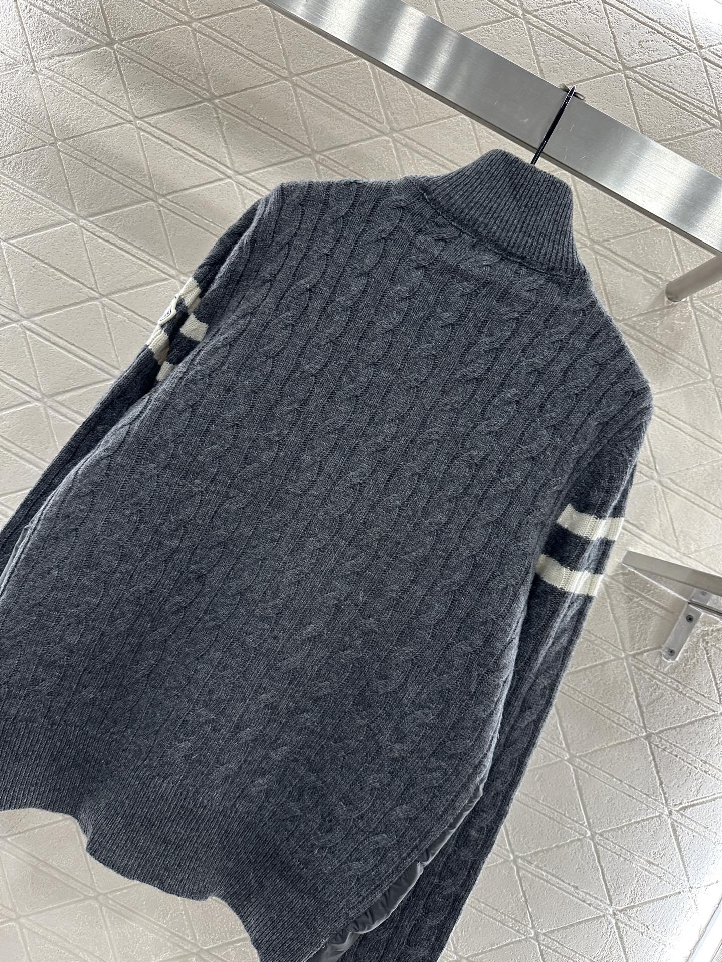 ♥Moncle*♥2025新品上架 立领拼接拉链羽绒服后片与手袖采用斜纹棉纶材质，前前尼龙材质，其工艺还