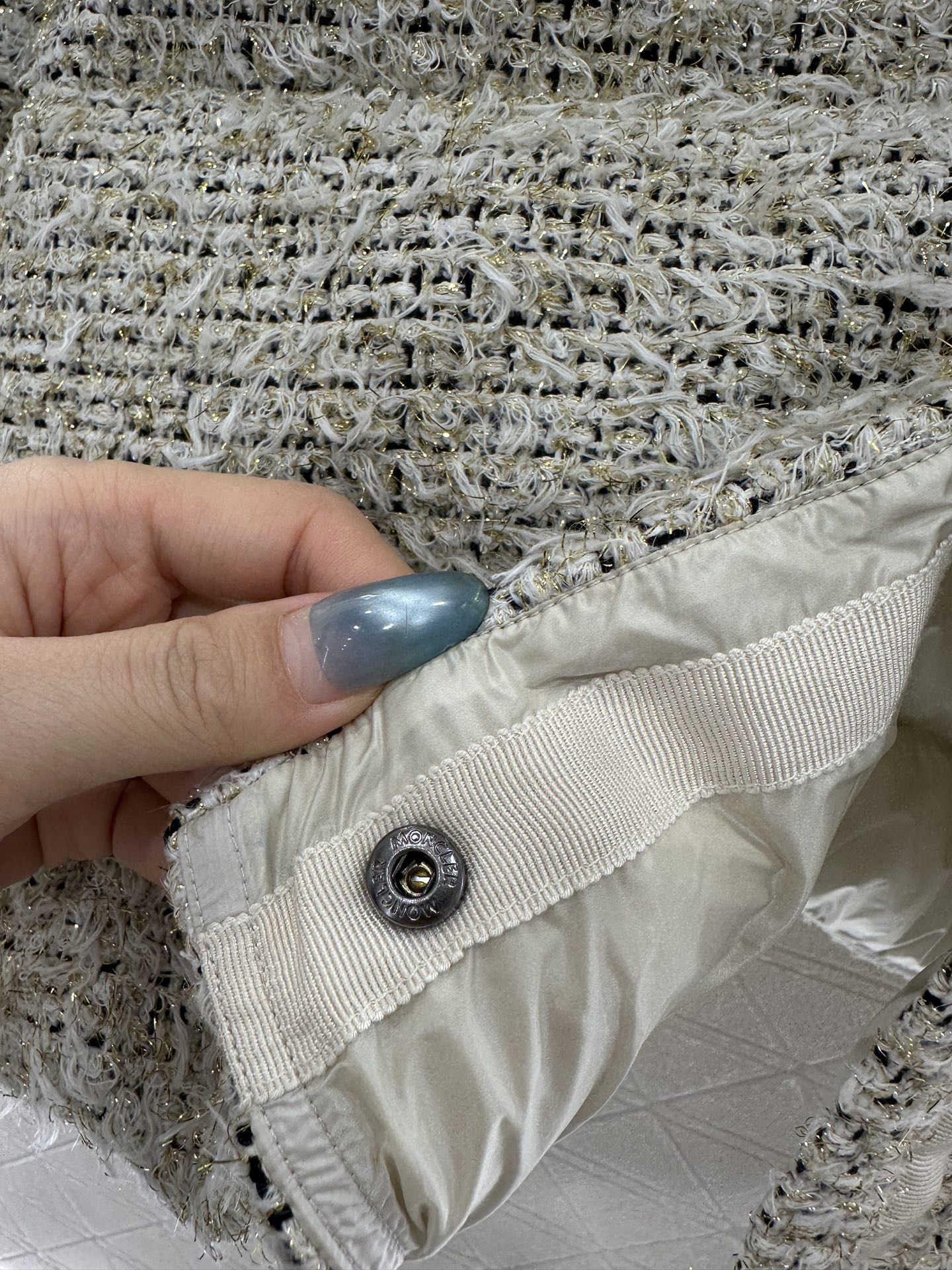 ♥Moncle*♥2025新品上架 编织毛呢羽绒外套定制YB进口毛呢材质，白鸭绒填充内里，整件轻盈保暖，