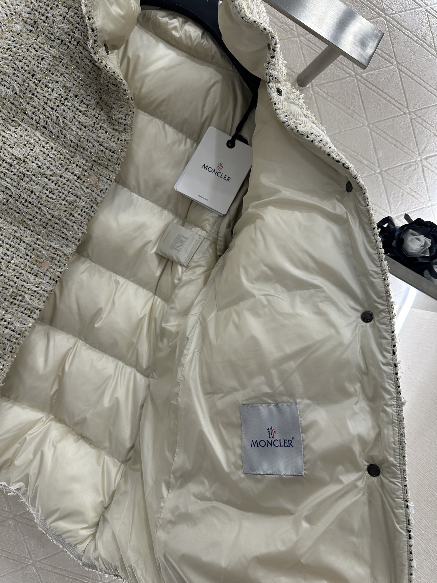 ♥Moncle*♥2025新品上架 编织毛呢羽绒外套定制YB进口毛呢材质，白鸭绒填充内里，整件轻盈保暖，