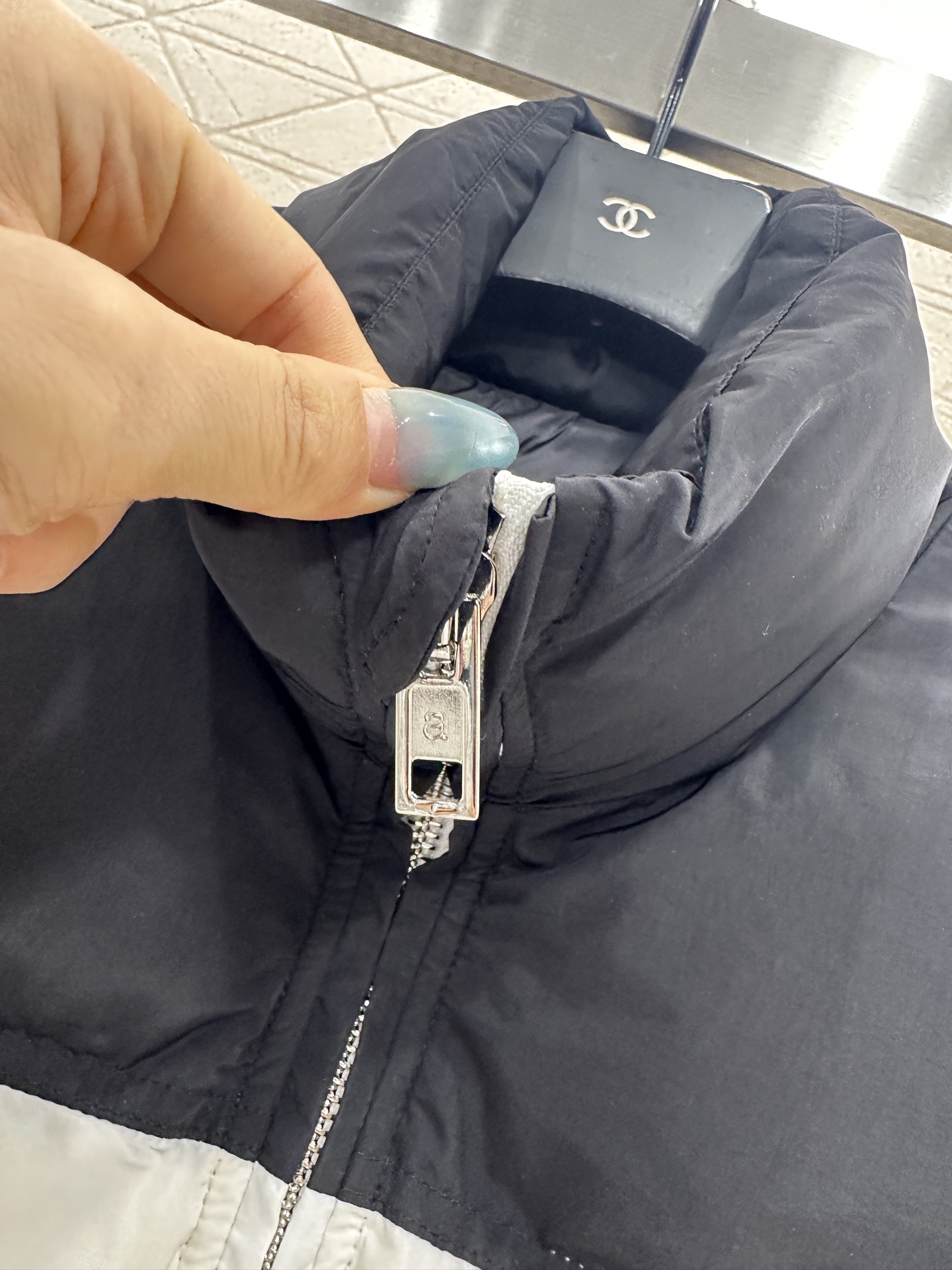 ♥Alexander wan*♥2025新品上架 拼色长方压纹立领羽绒服定制YB进口再生尼龙材质，白鸭绒