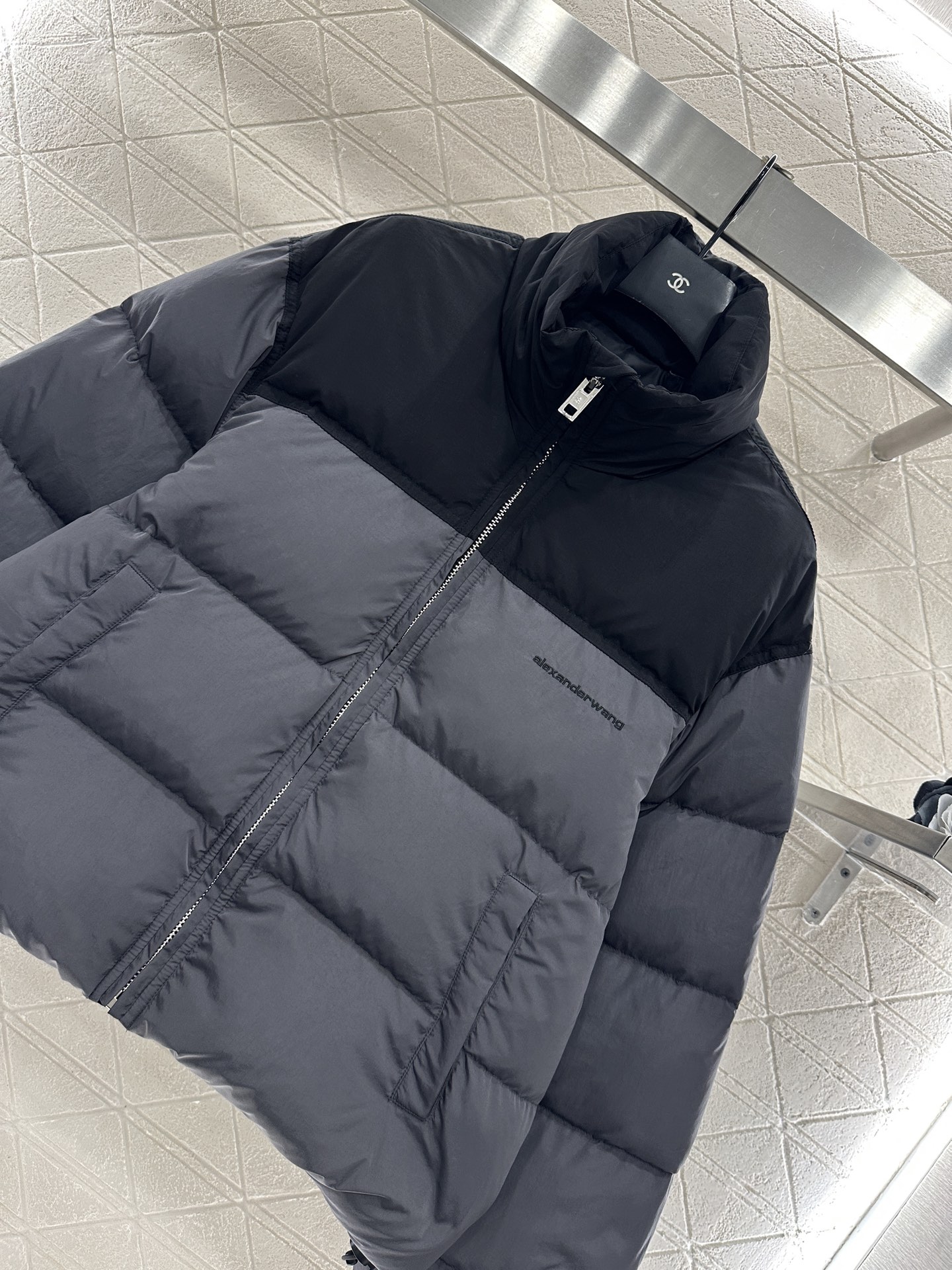 ♥Alexander wan*♥2025新品上架 拼色长方压纹立领羽绒服定制YB进口再生尼龙材质，白鸭绒