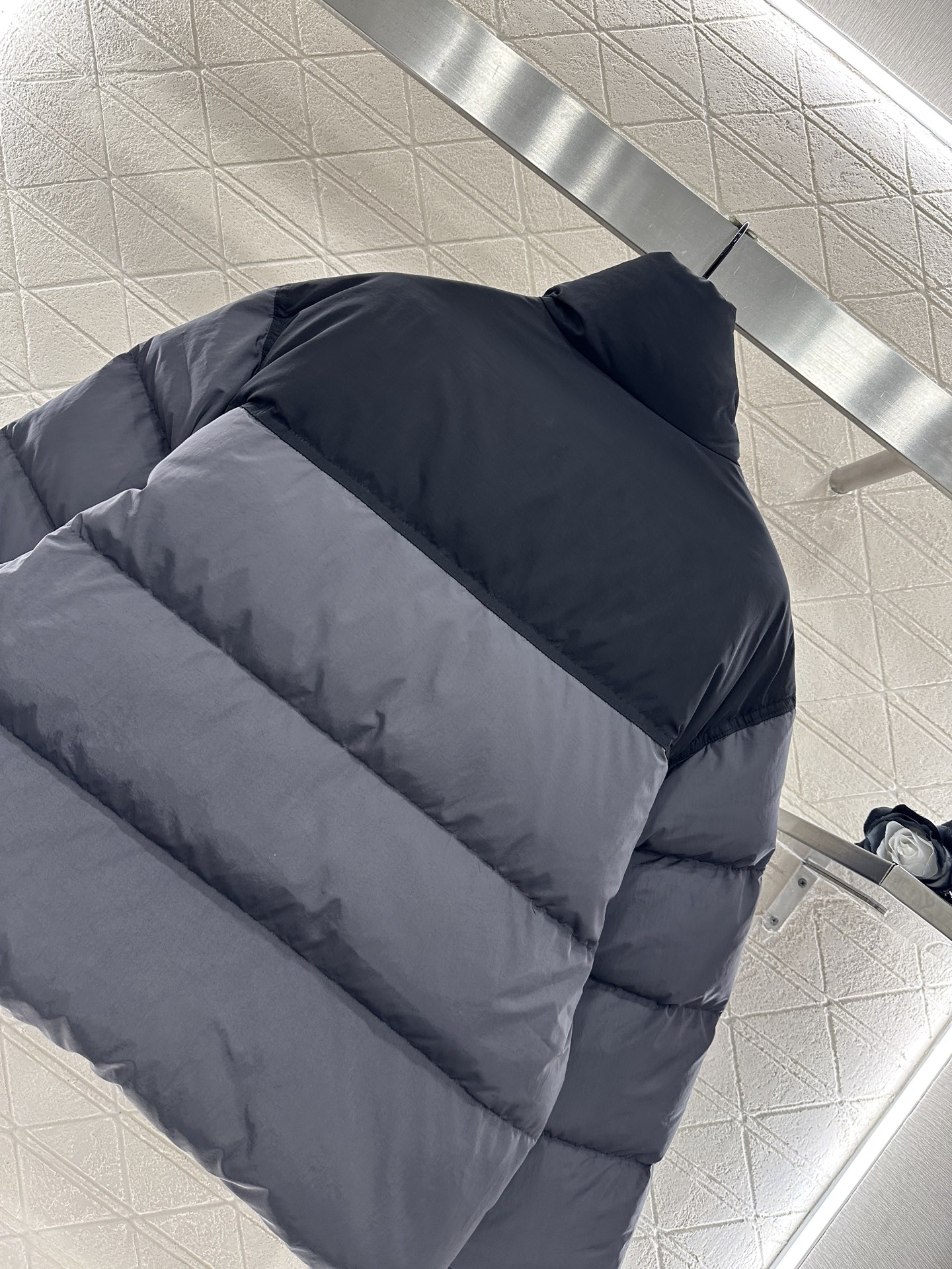 ♥Alexander wan*♥2025新品上架 拼色长方压纹立领羽绒服定制YB进口再生尼龙材质，白鸭绒