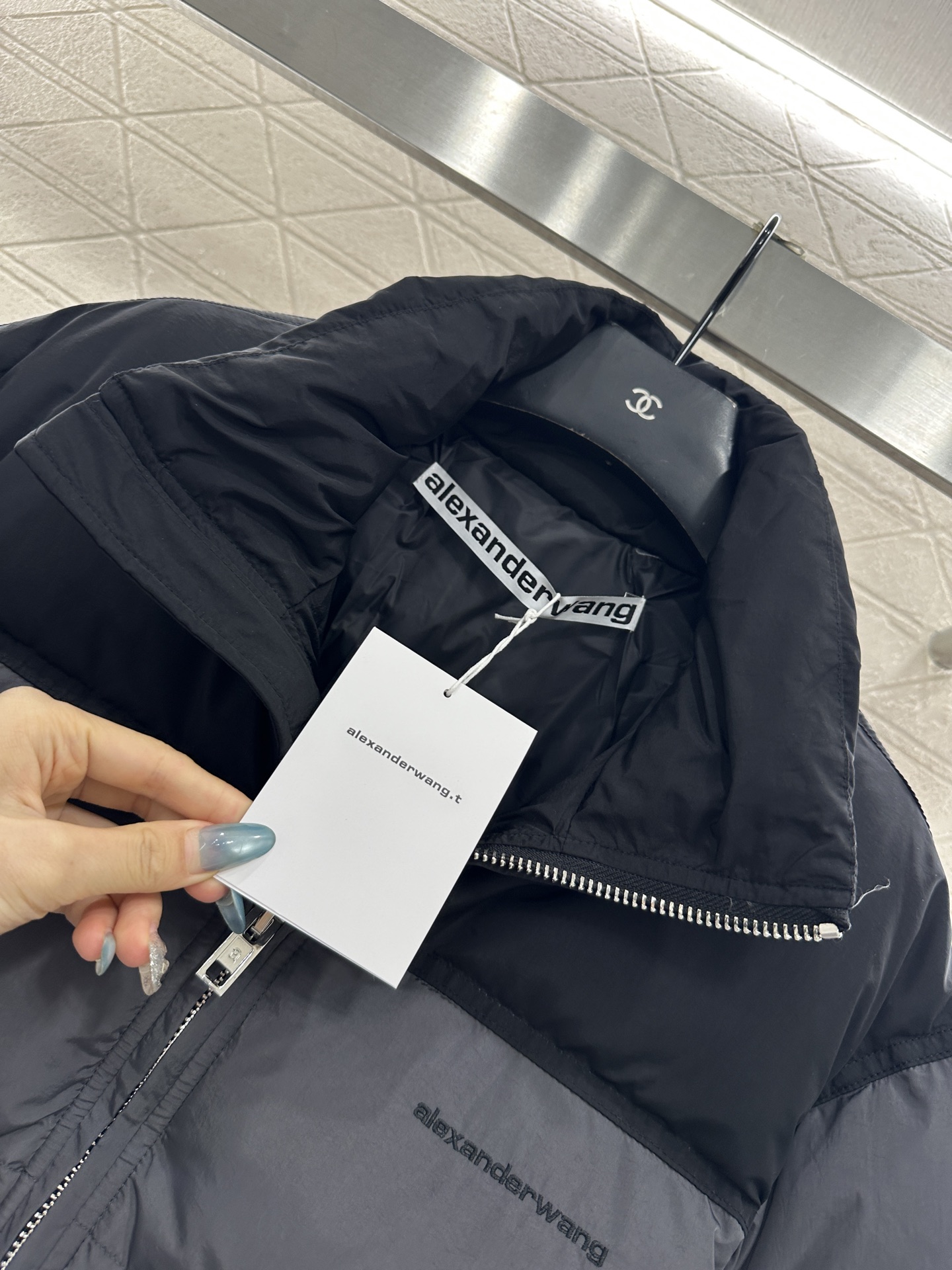 ♥Alexander wan*♥2025新品上架 拼色长方压纹立领羽绒服定制YB进口再生尼龙材质，白鸭绒