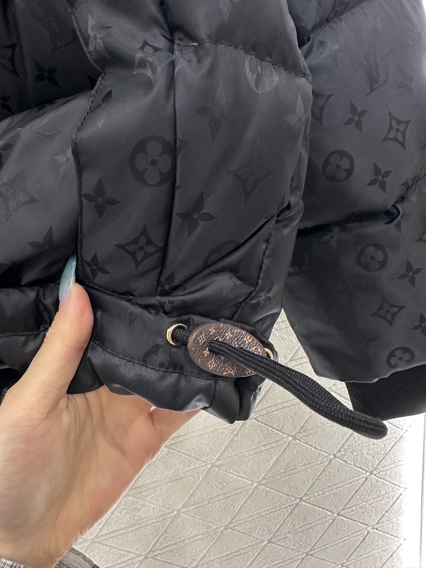 ♥Louis vuitto*♥2025新品上架 可拆卸连帽提花羽绒服定制YB进口防风防水尼龙材质，其工艺