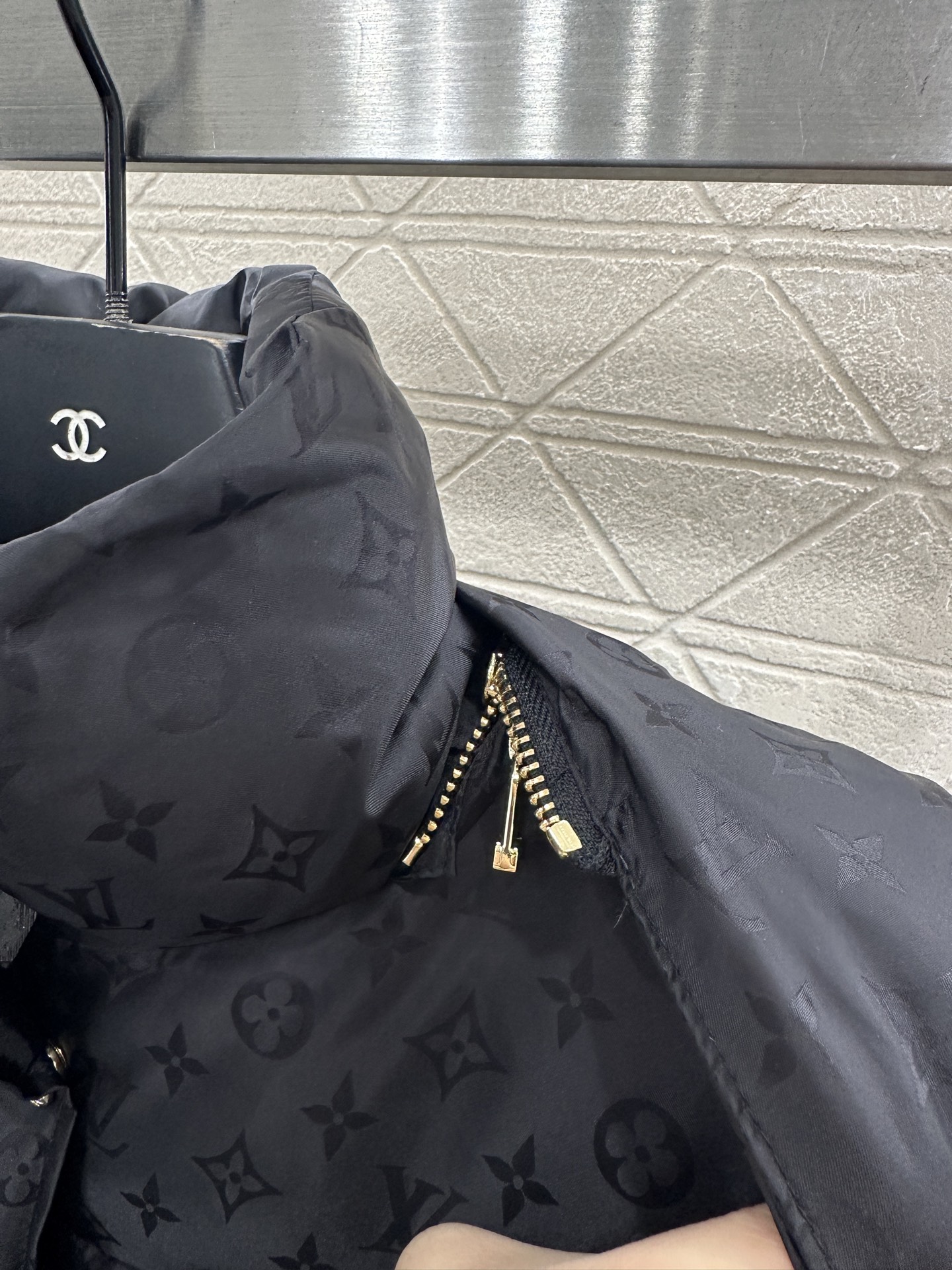 ♥Louis vuitto*♥2025新品上架 可拆卸连帽提花羽绒服定制YB进口防风防水尼龙材质，其工艺