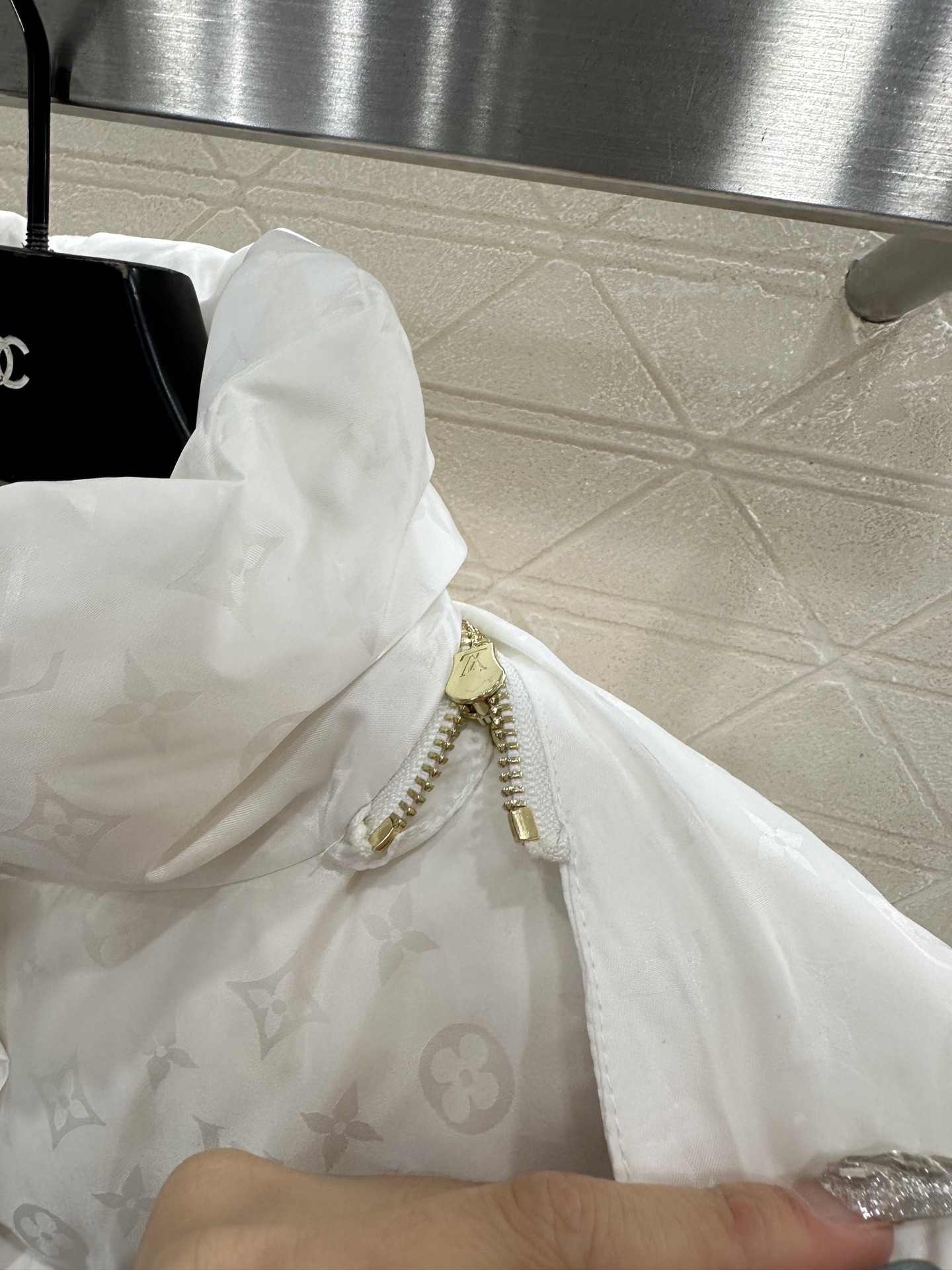 ♥Louis vuitto*♥2025新品上架 可拆卸连帽提花羽绒服定制YB进口防风防水尼龙材质，其工艺