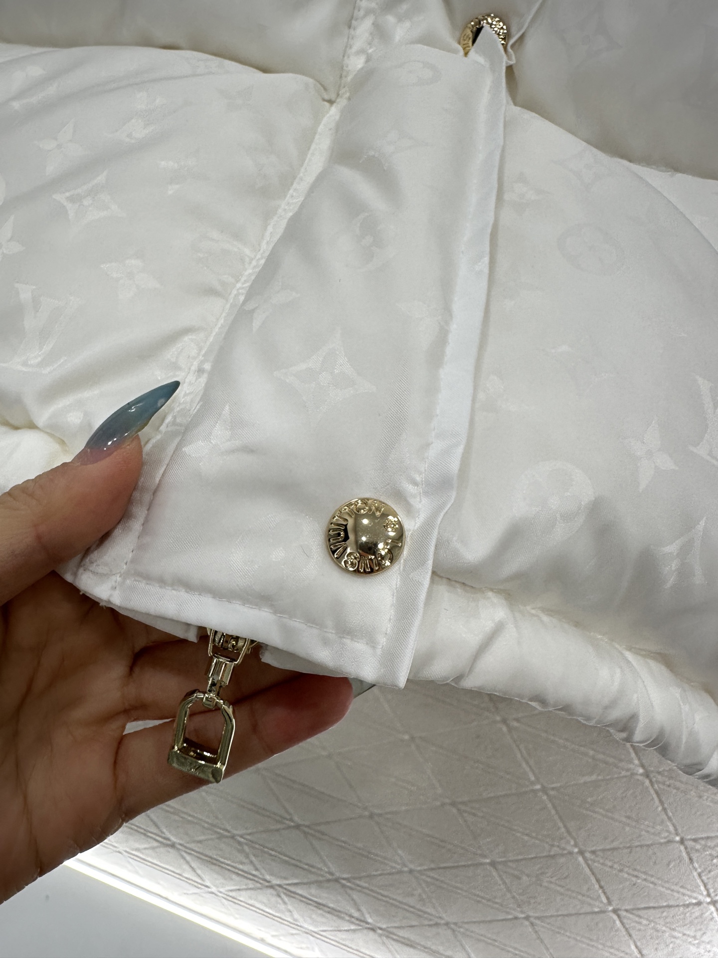 ♥Louis vuitto*♥2025新品上架 可拆卸连帽提花羽绒服定制YB进口防风防水尼龙材质，其工艺