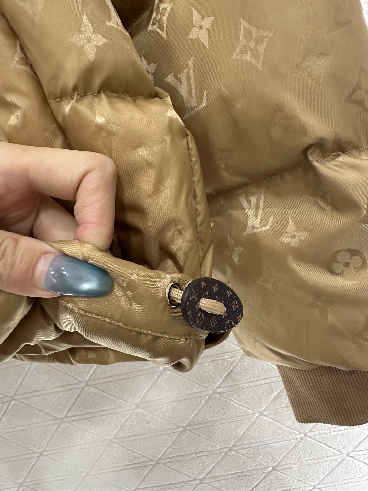 ♥Louis vuitto*♥2025新品上架 可拆卸连帽提花羽绒服定制YB进口防风防水尼龙材质，其工艺