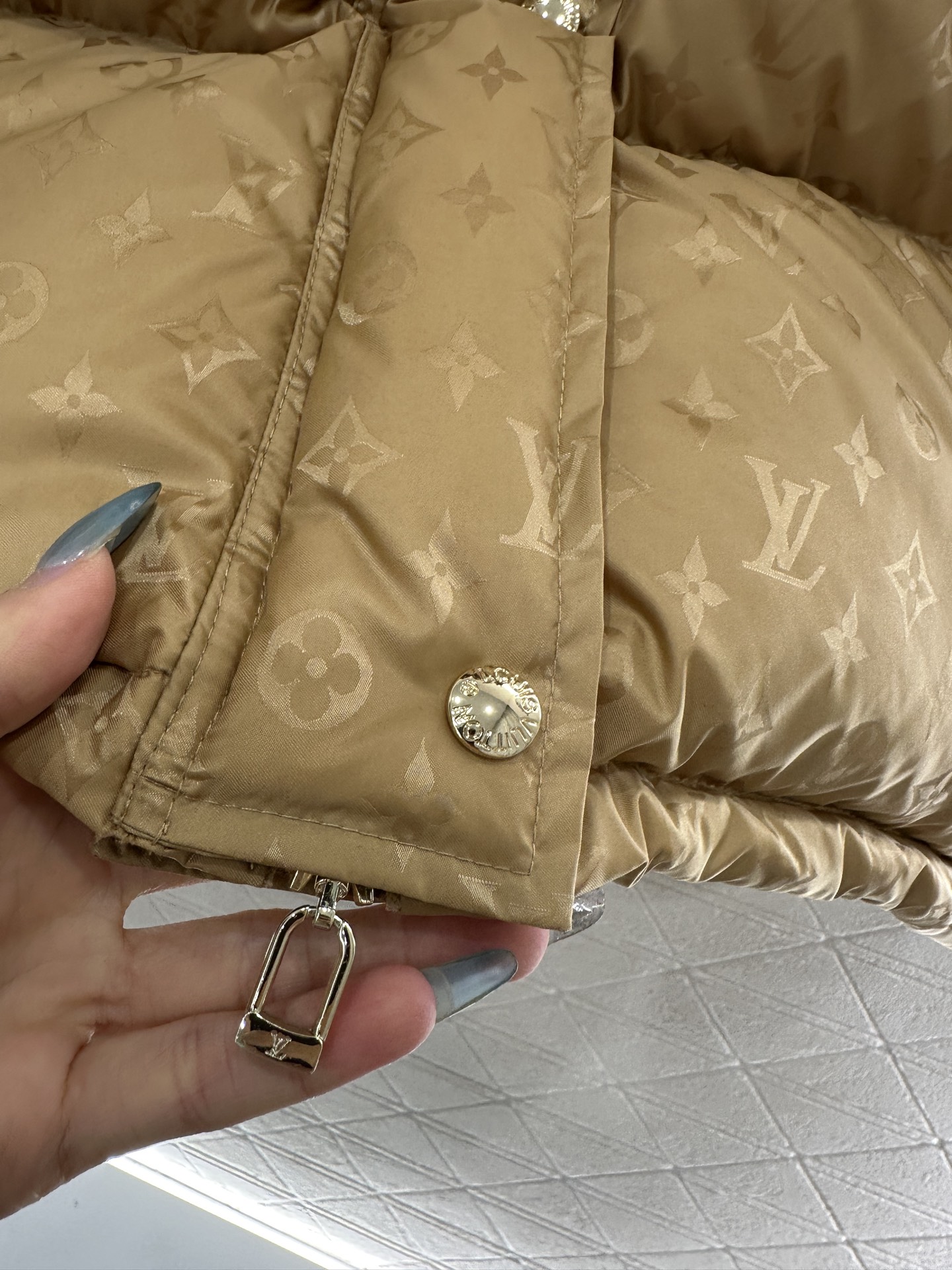 ♥Louis vuitto*♥2025新品上架 可拆卸连帽提花羽绒服定制YB进口防风防水尼龙材质，其工艺