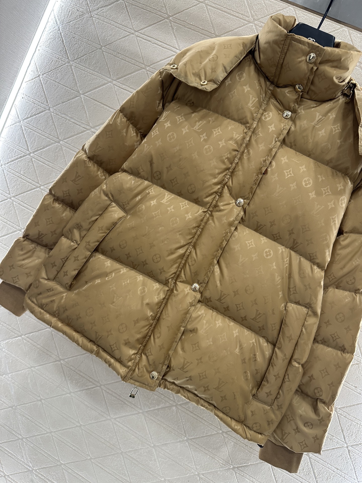 ♥Louis vuitto*♥2025新品上架 可拆卸连帽提花羽绒服定制YB进口防风防水尼龙材质，其工艺