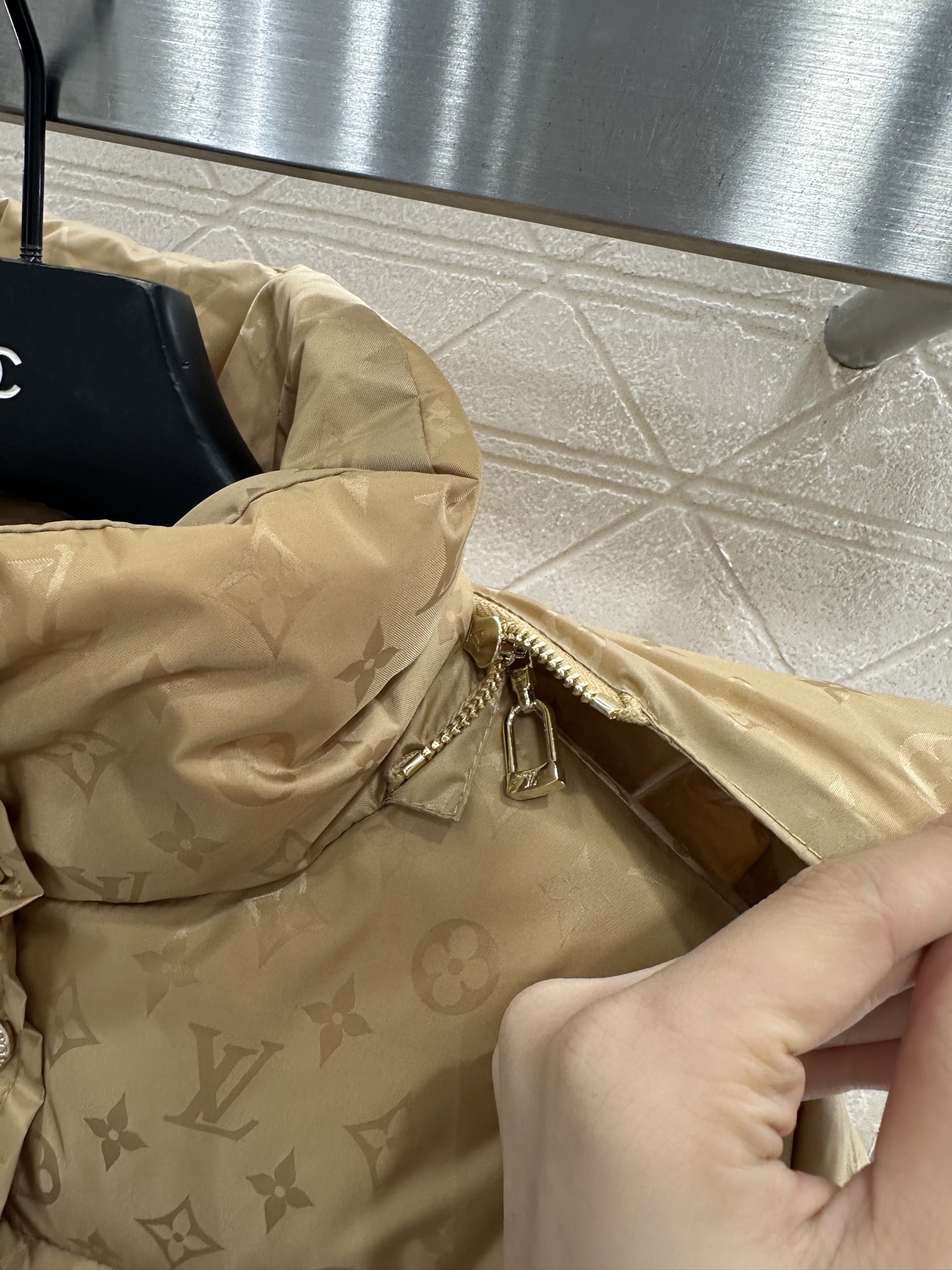 ♥Louis vuitto*♥2025新品上架 可拆卸连帽提花羽绒服定制YB进口防风防水尼龙材质，其工艺