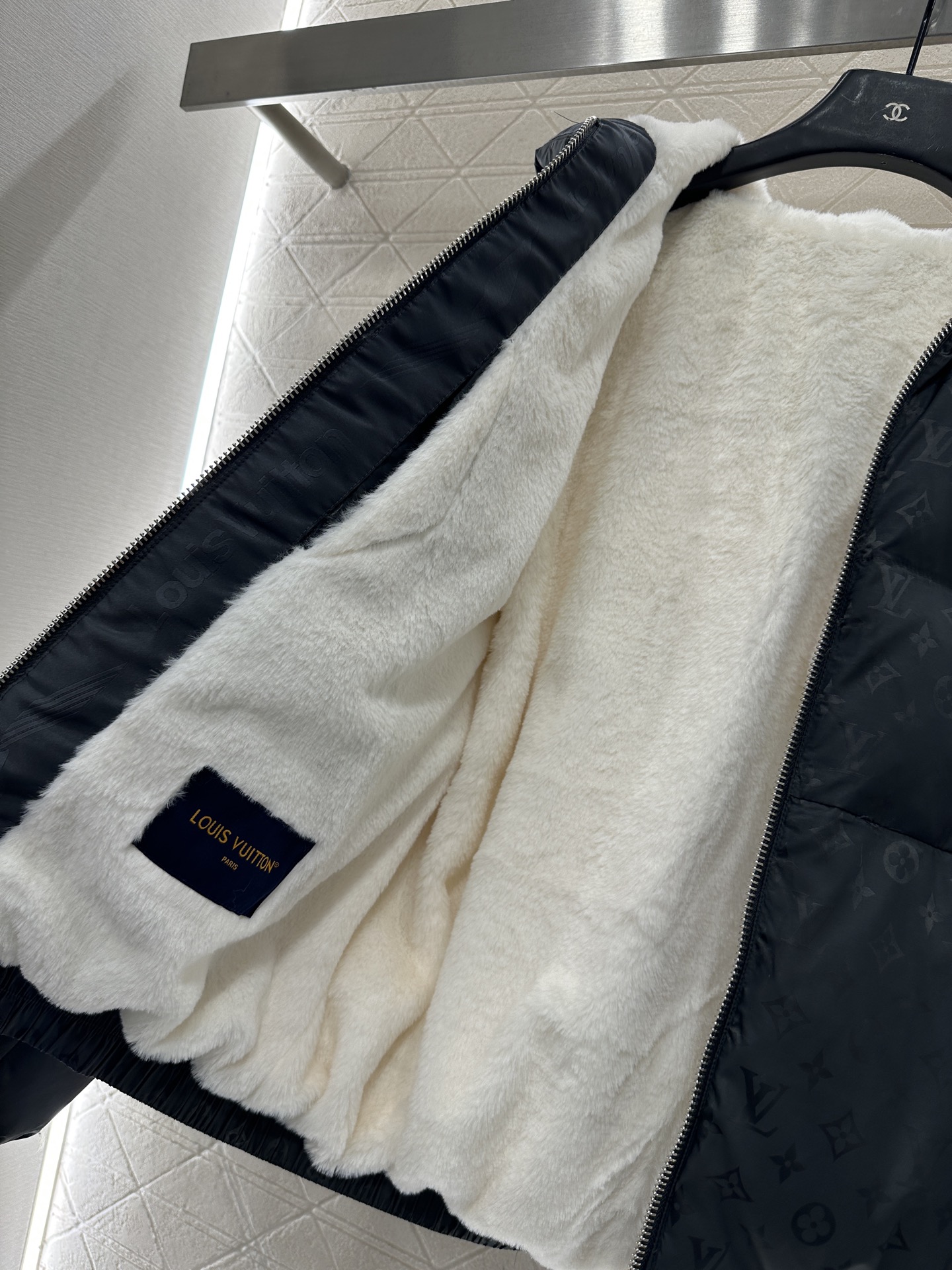 ♥Louis vuitto*♥2025新品上架 提花连帽毛绒羽绒服定制YB进口提花➕长毛泰迪羊绒材质，羽