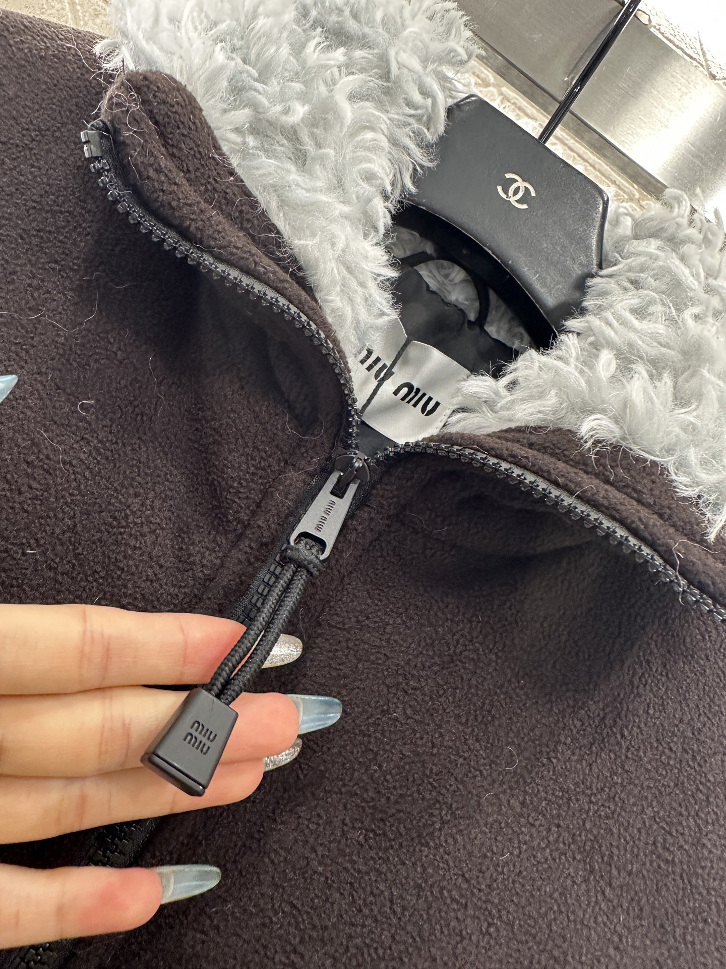 ♥Miumi*♥2025新品上架 拉链泰迪夹克羽绒外套定制YB羊毛材质，白鹅绒填充，保暖性能一绝，外层泰