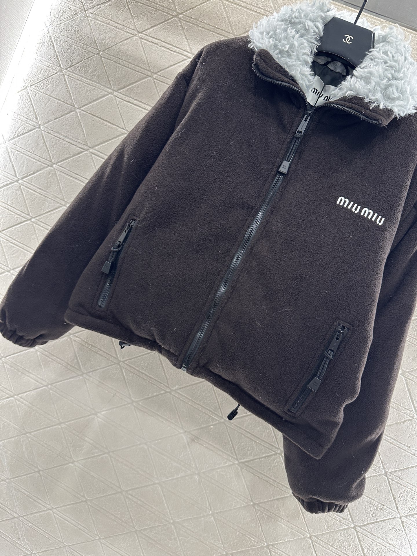 ♥Miumi*♥2025新品上架 拉链泰迪夹克羽绒外套定制YB羊毛材质，白鹅绒填充，保暖性能一绝，外层泰