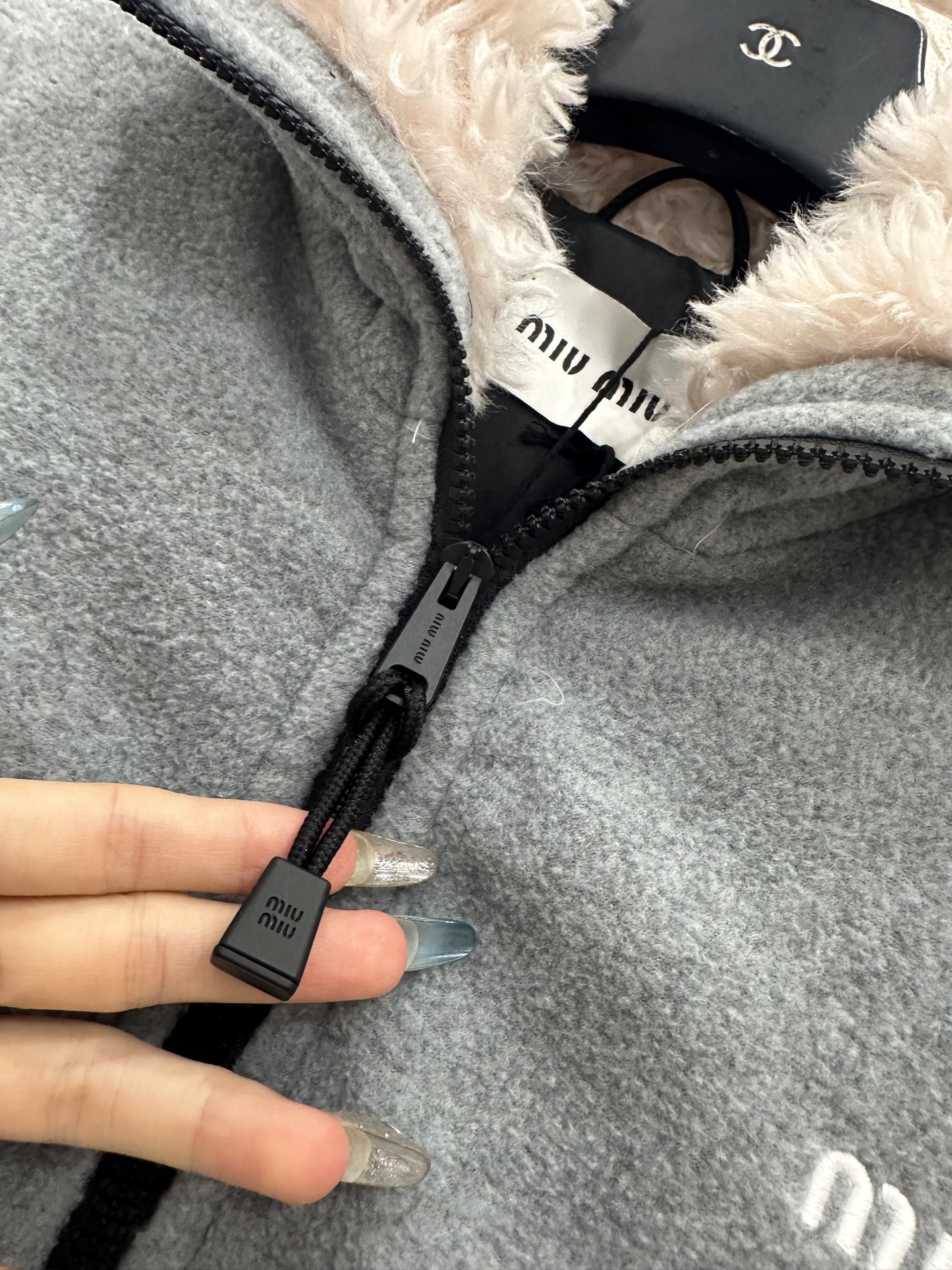 ♥Miumi*♥2025新品上架 拉链泰迪夹克羽绒外套定制YB羊毛材质，白鹅绒填充，保暖性能一绝，外层泰