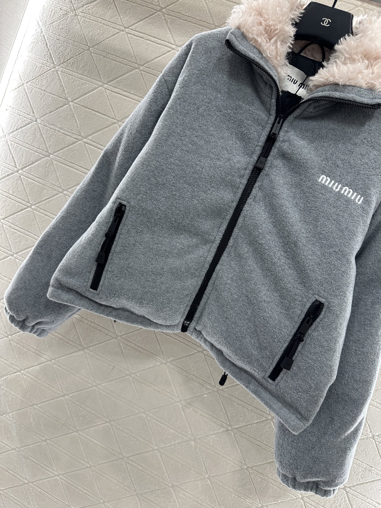♥Miumi*♥2025新品上架 拉链泰迪夹克羽绒外套定制YB羊毛材质，白鹅绒填充，保暖性能一绝，外层泰