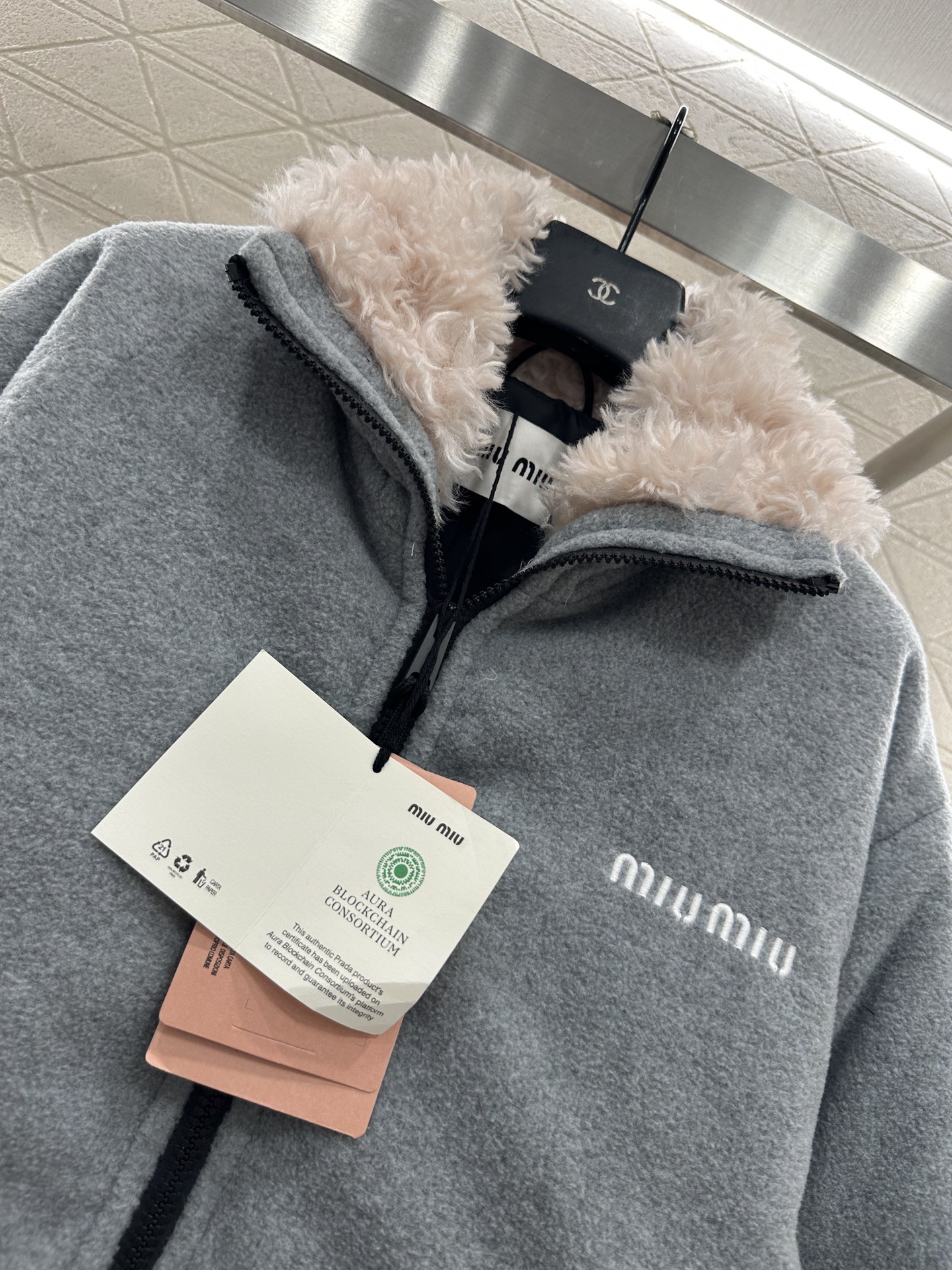 ♥Miumi*♥2025新品上架 拉链泰迪夹克羽绒外套定制YB羊毛材质，白鹅绒填充，保暖性能一绝，外层泰