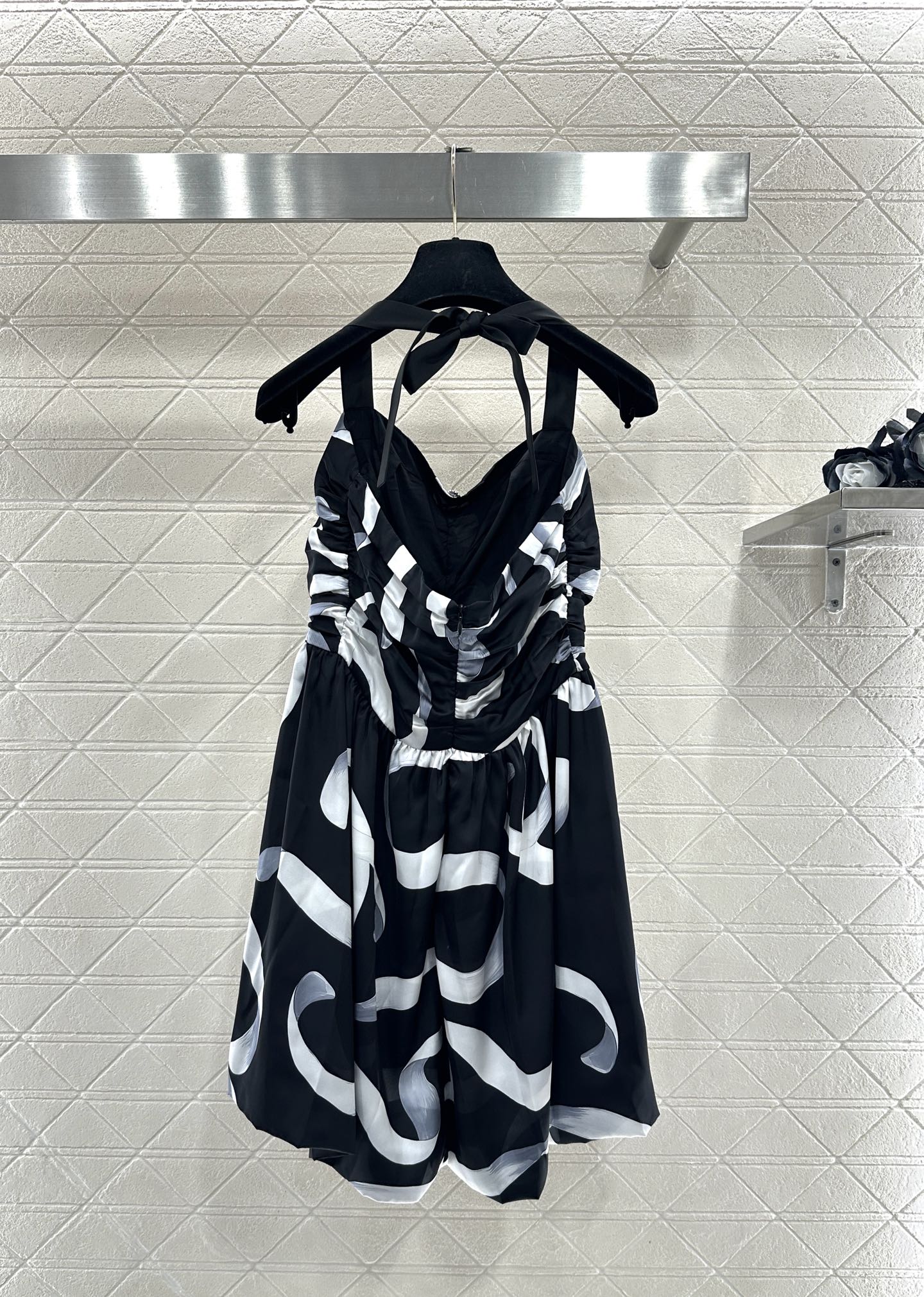 ♥Chane*♥2025新品上架 丝带印花吊带挂脖连衣裙定制YB进口丝绸材质，质地轻薄舒适，飘逸轻盈，吊