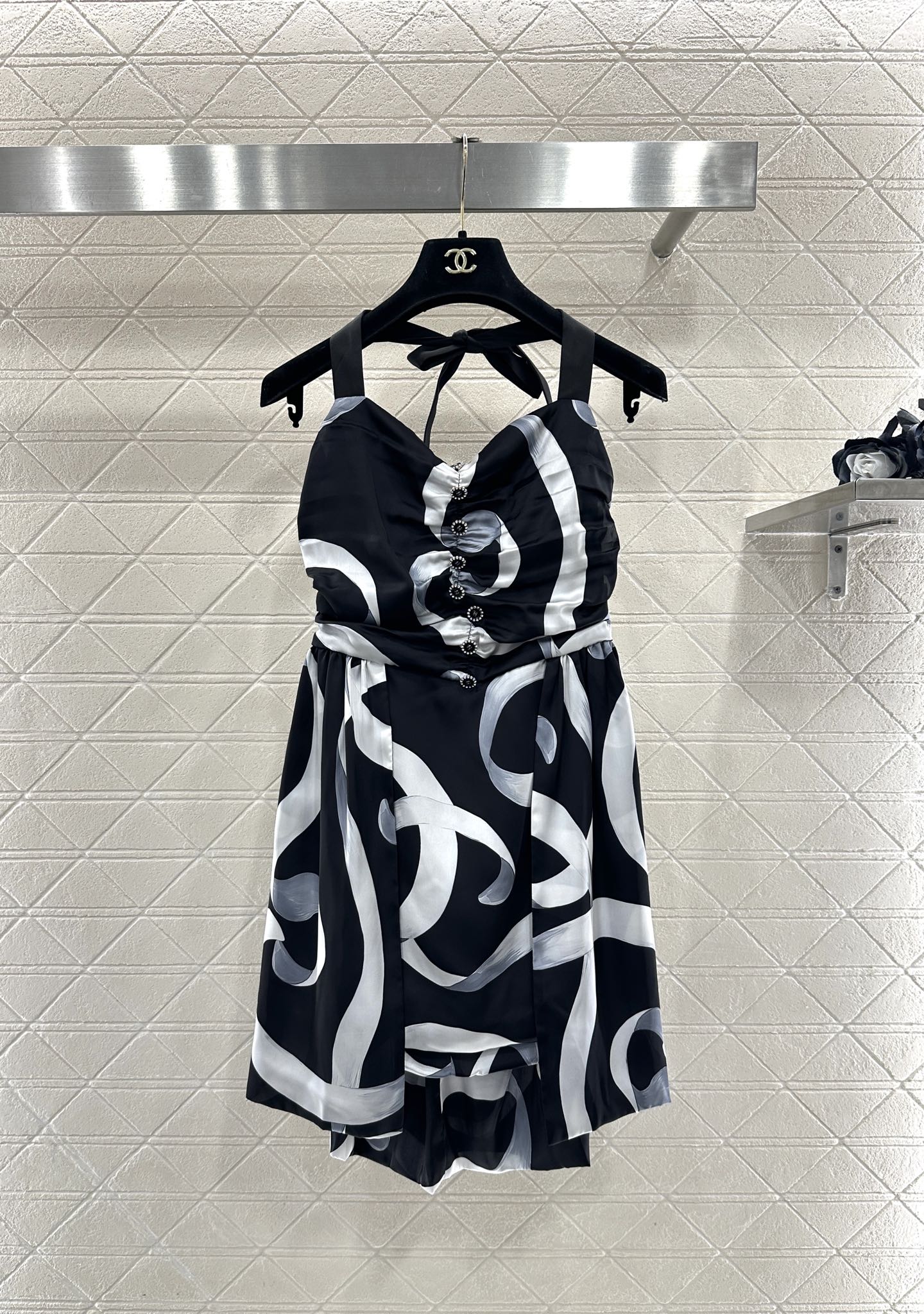 ♥Chane*♥2025新品上架 丝带印花吊带挂脖连衣裙定制YB进口丝绸材质，质地轻薄舒适，飘逸轻盈，吊