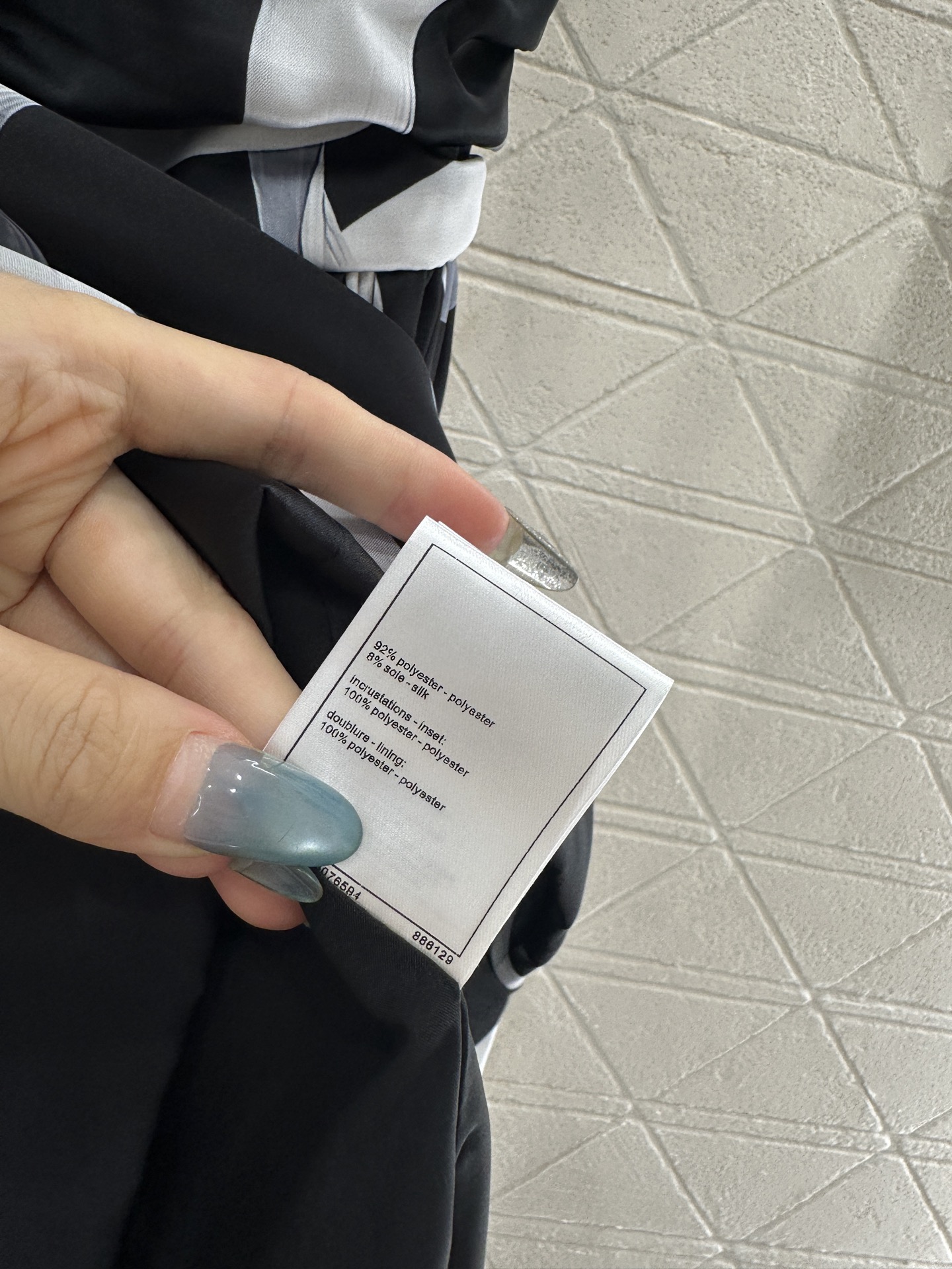 ♥Chane*♥2025新品上架 丝带印花吊带挂脖连衣裙定制YB进口丝绸材质，质地轻薄舒适，飘逸轻盈，吊