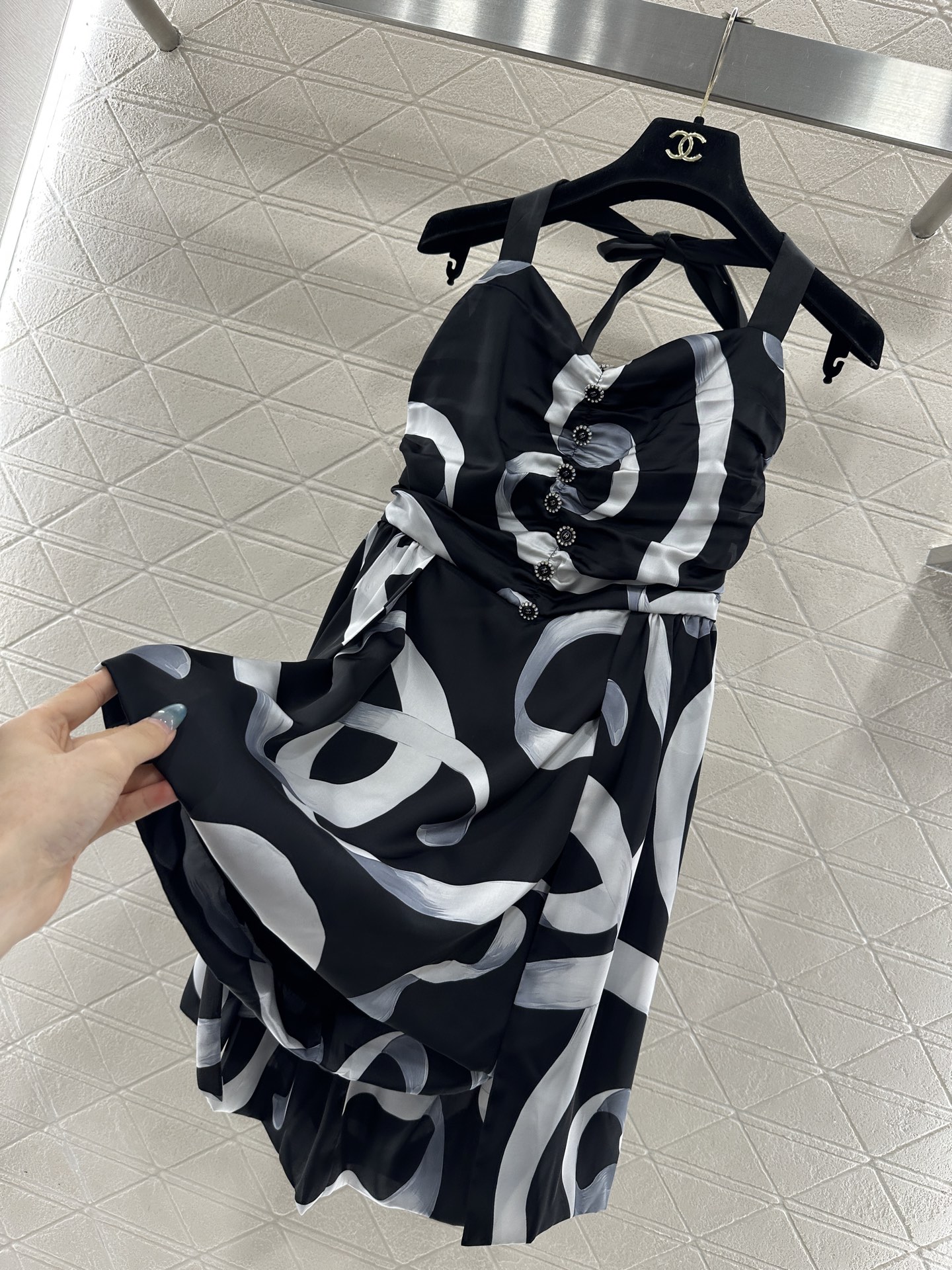 ♥Chane*♥2025新品上架 丝带印花吊带挂脖连衣裙定制YB进口丝绸材质，质地轻薄舒适，飘逸轻盈，吊