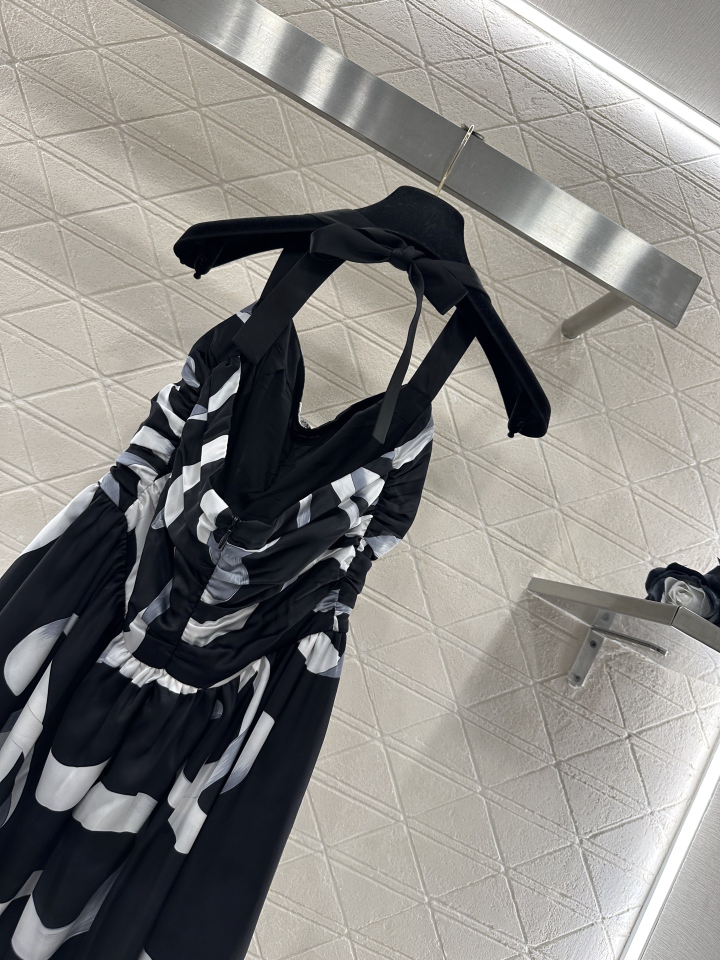 ♥Chane*♥2025新品上架 丝带印花吊带挂脖连衣裙定制YB进口丝绸材质，质地轻薄舒适，飘逸轻盈，吊