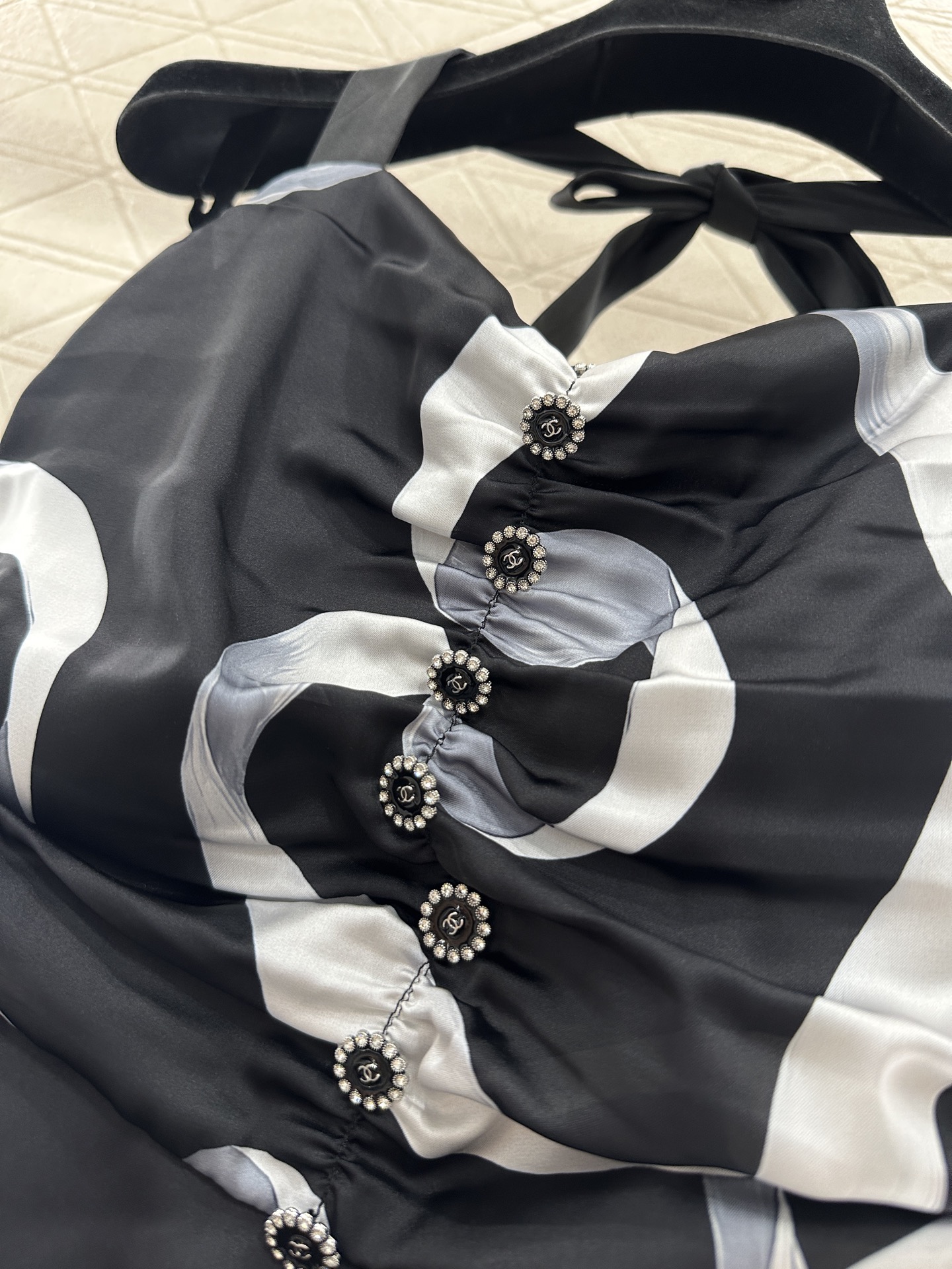 ♥Chane*♥2025新品上架 丝带印花吊带挂脖连衣裙定制YB进口丝绸材质，质地轻薄舒适，飘逸轻盈，吊